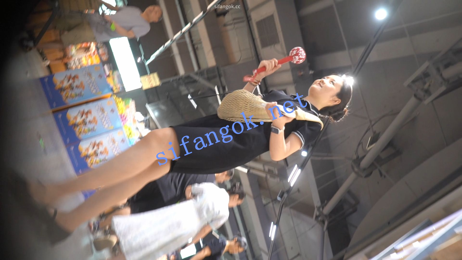 （空城原创）娃娃脸黑裙美少妇逛超市，黑窄N夹进臀缝