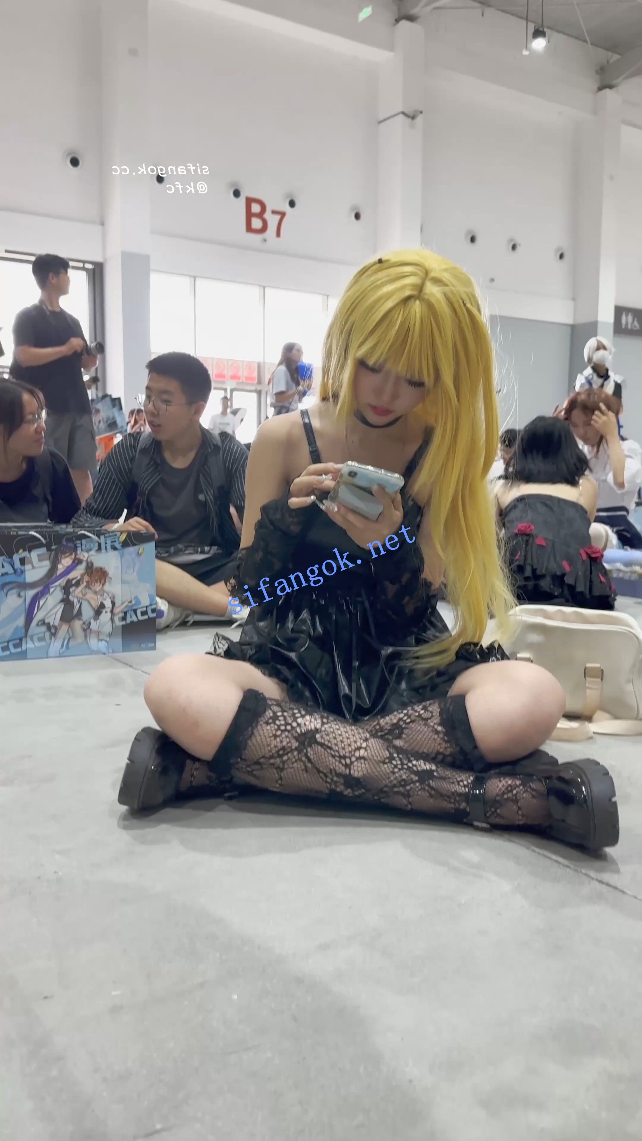 【KFC】短网袜COSER专注玩手机·白色内内露在外面前后CD