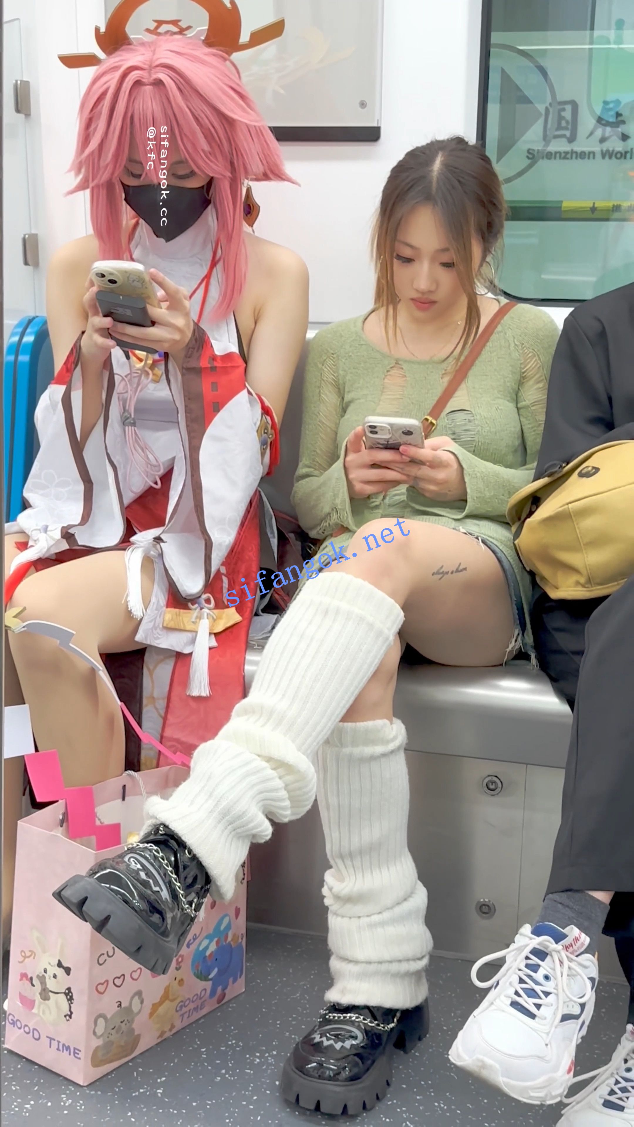 【KFC】露背装学生妹和闺蜜逛街·过膝袜灰色窄内骚气外露