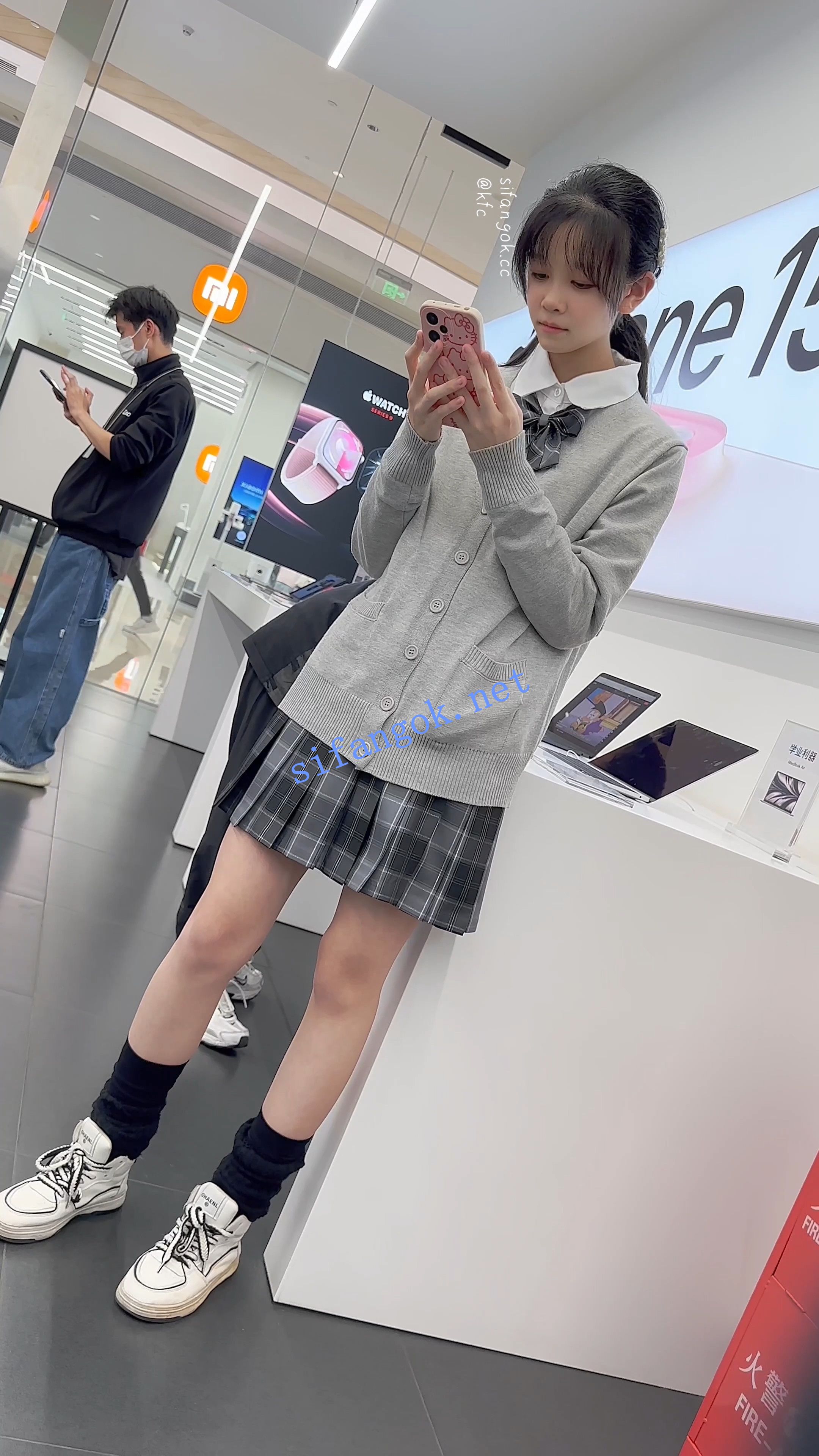 【KFC】制服JK学生妹逛街专注玩手机·短裙粉色内内萌萌哒