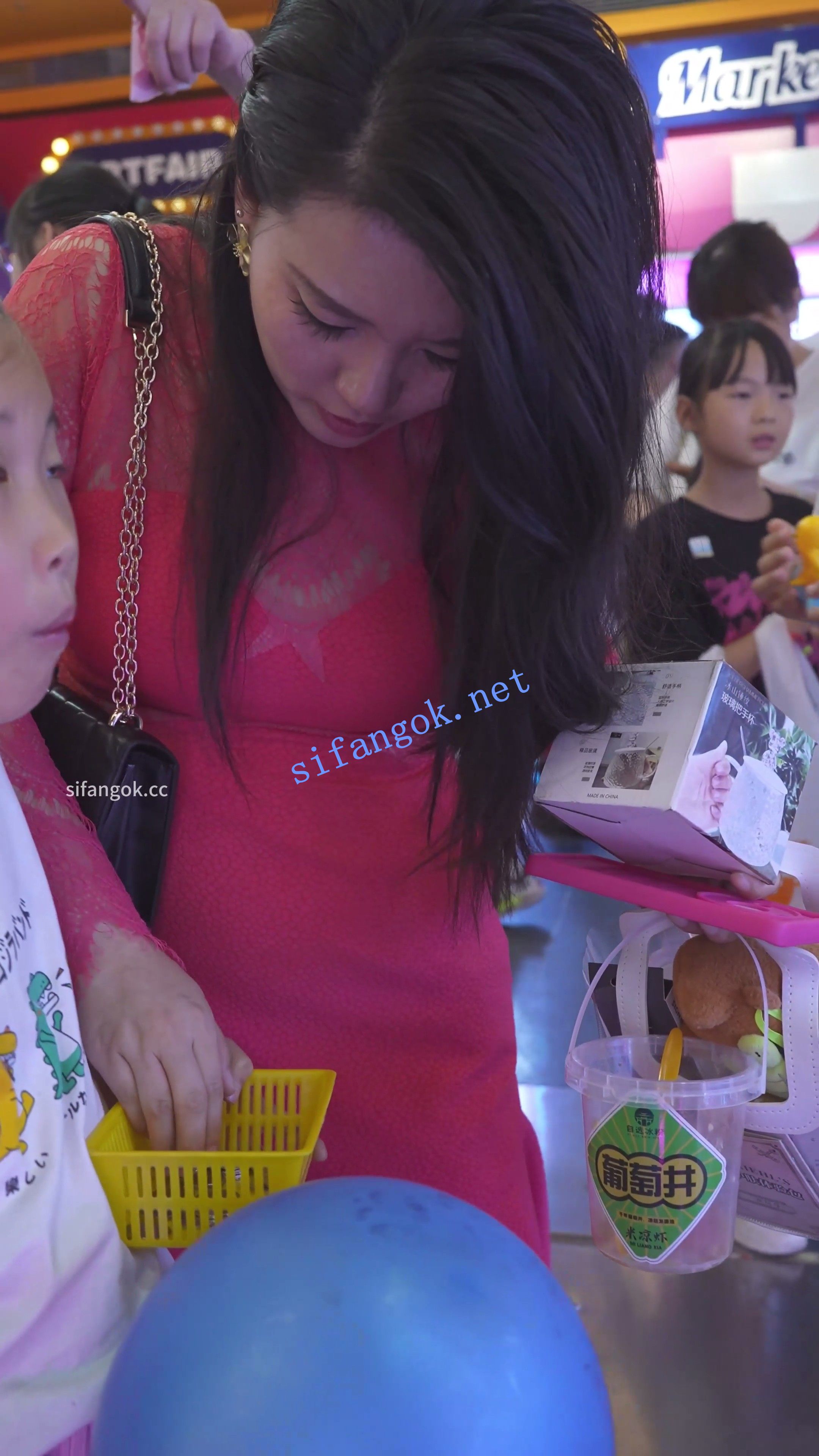 (BC-AA-644)电玩城CD红裙少妇夹娃娃..透明蕾丝内弯腰露屁股缝