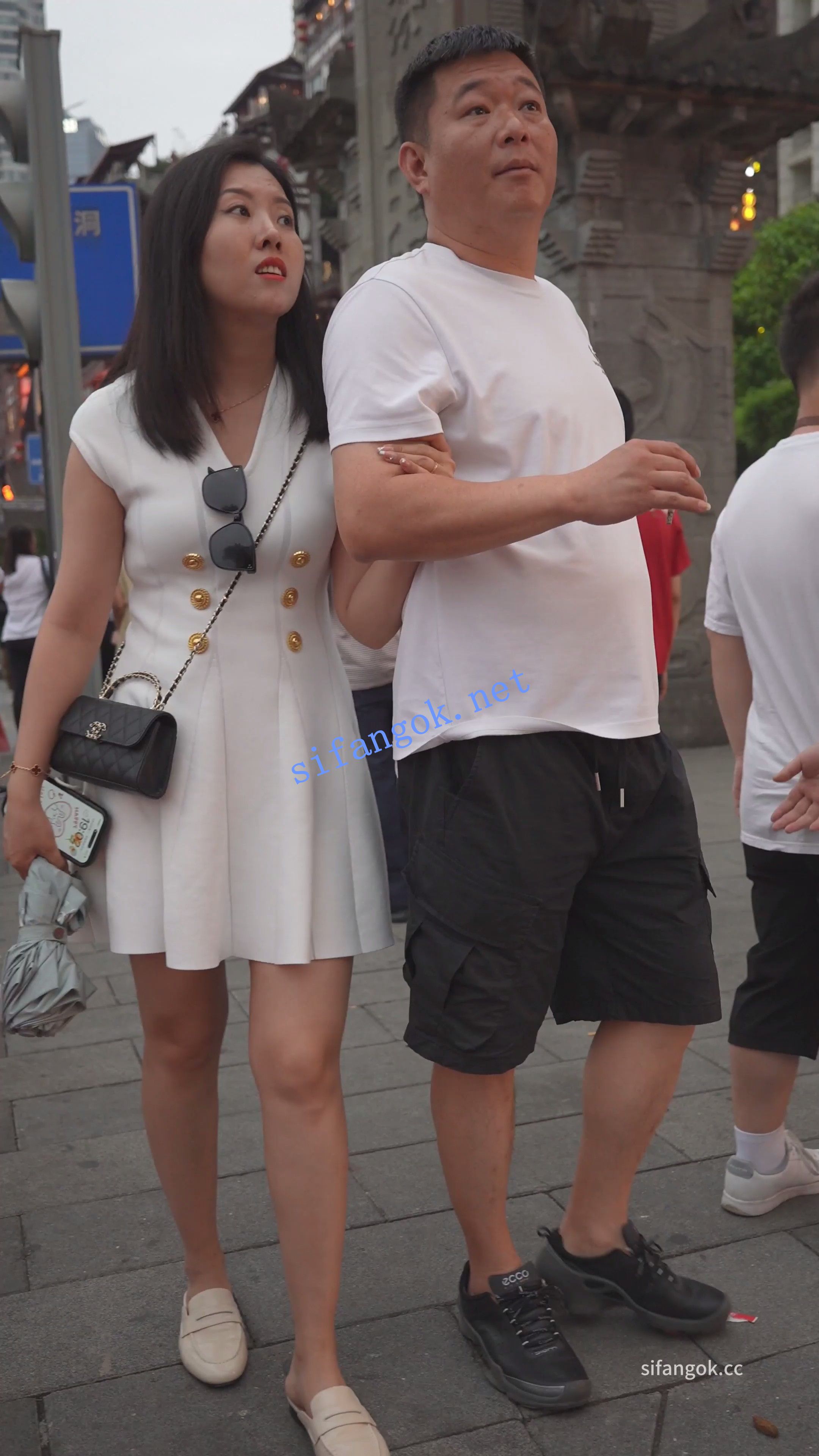 (BC-AA-645)白裙少妇景点弯腰拍照贴镜头..一路跟拍纯白色内裤