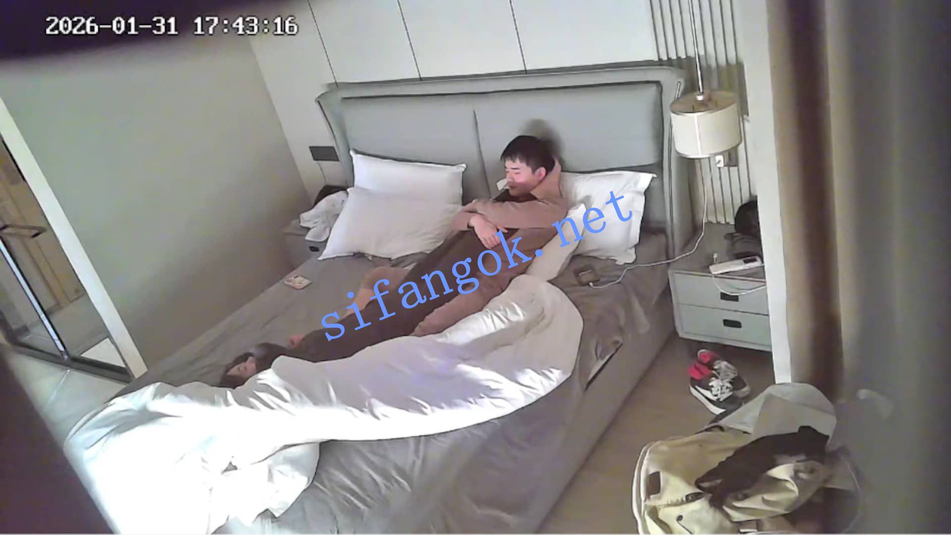 ❤️20260201❤️苗条气质反差眼镜妹换上渔网袜配合男友啪啪