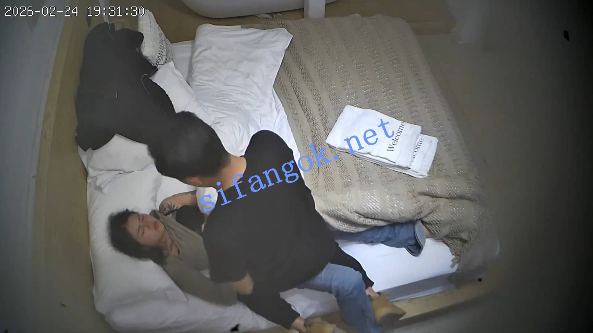 ❤️20260225❤️女友睡眼朦胧我扒掉她的牛仔裤无套插入外射