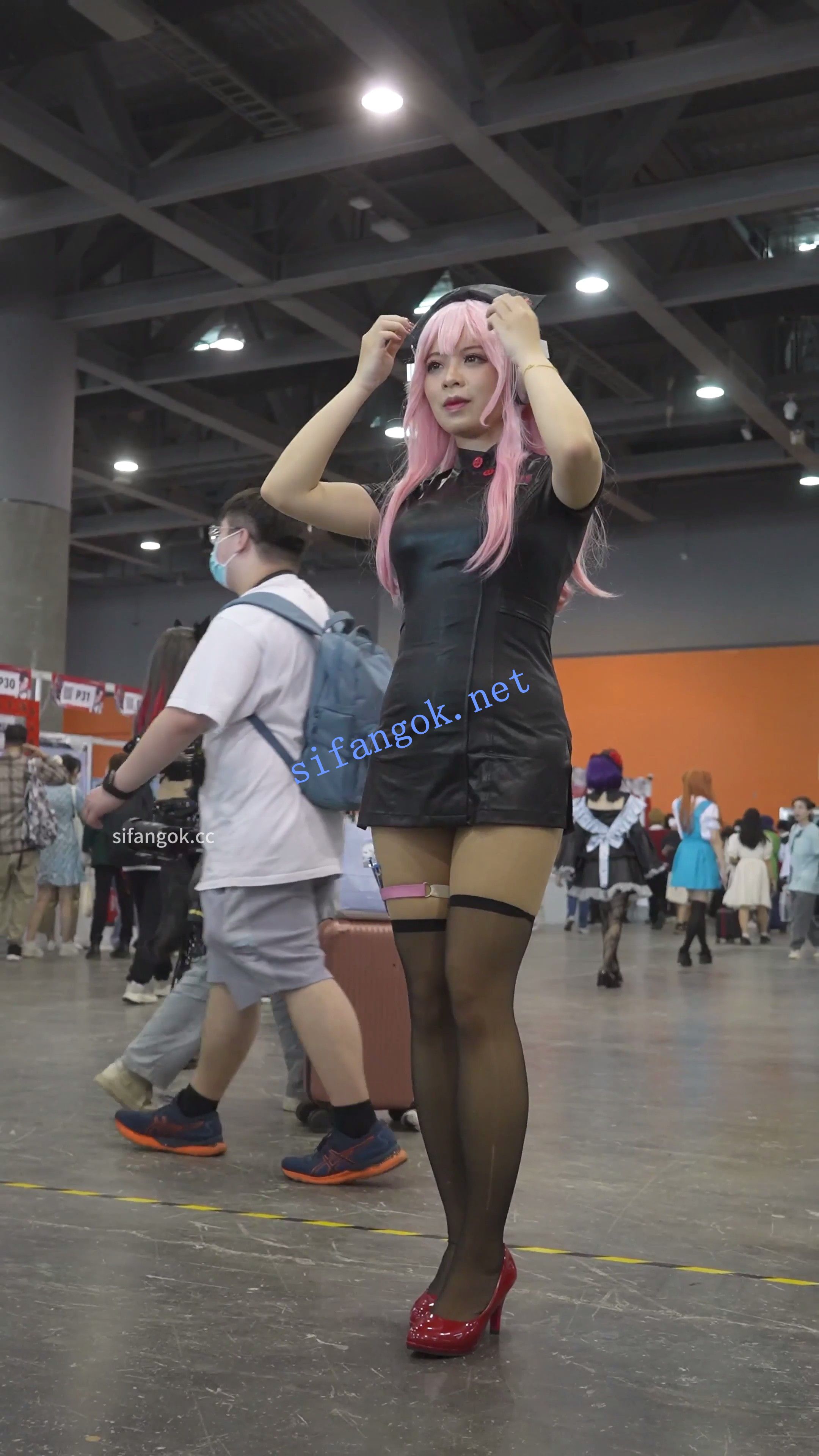 【xxn-361】黑色开衩旗袍cos小姐姐..条纹内裤穿在肉丝外面