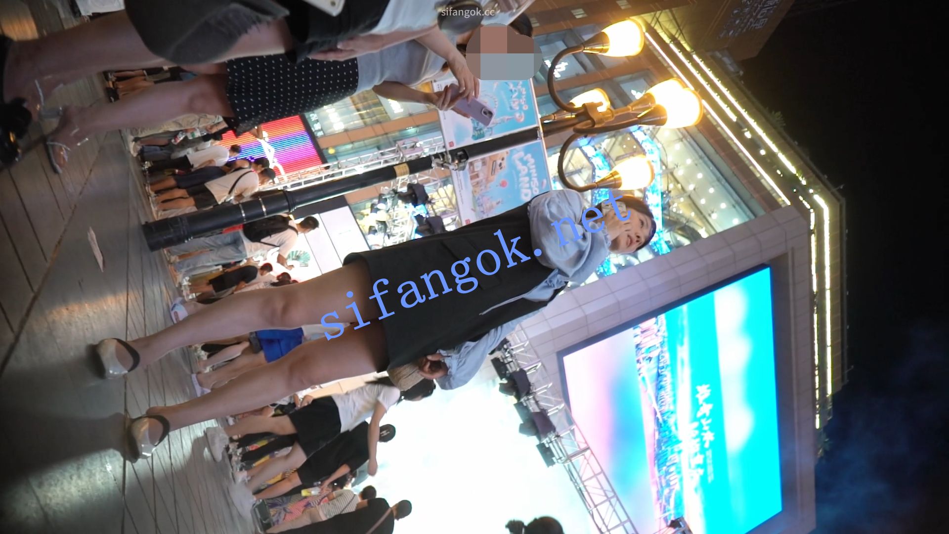 （空城原创）超短连衣裙少妇逛街，蕾丝边白N包裹肥臀