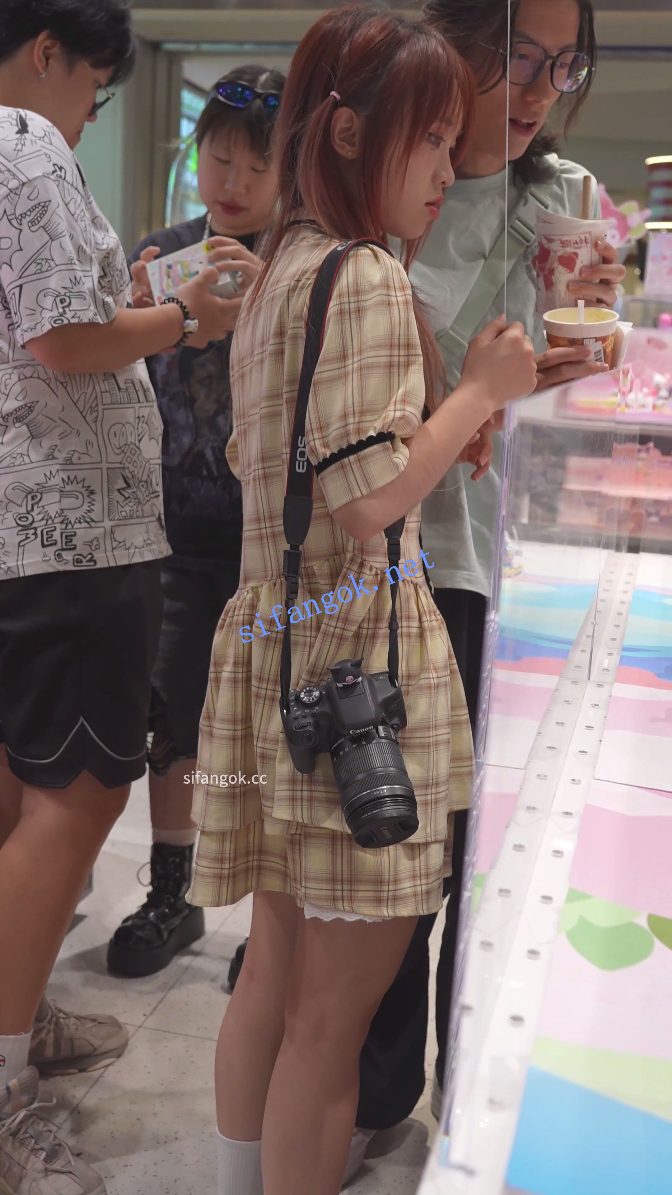 (BC-AA-649)格子长裙小姐姐买盲盒..笑容甜美男友面前被抄底