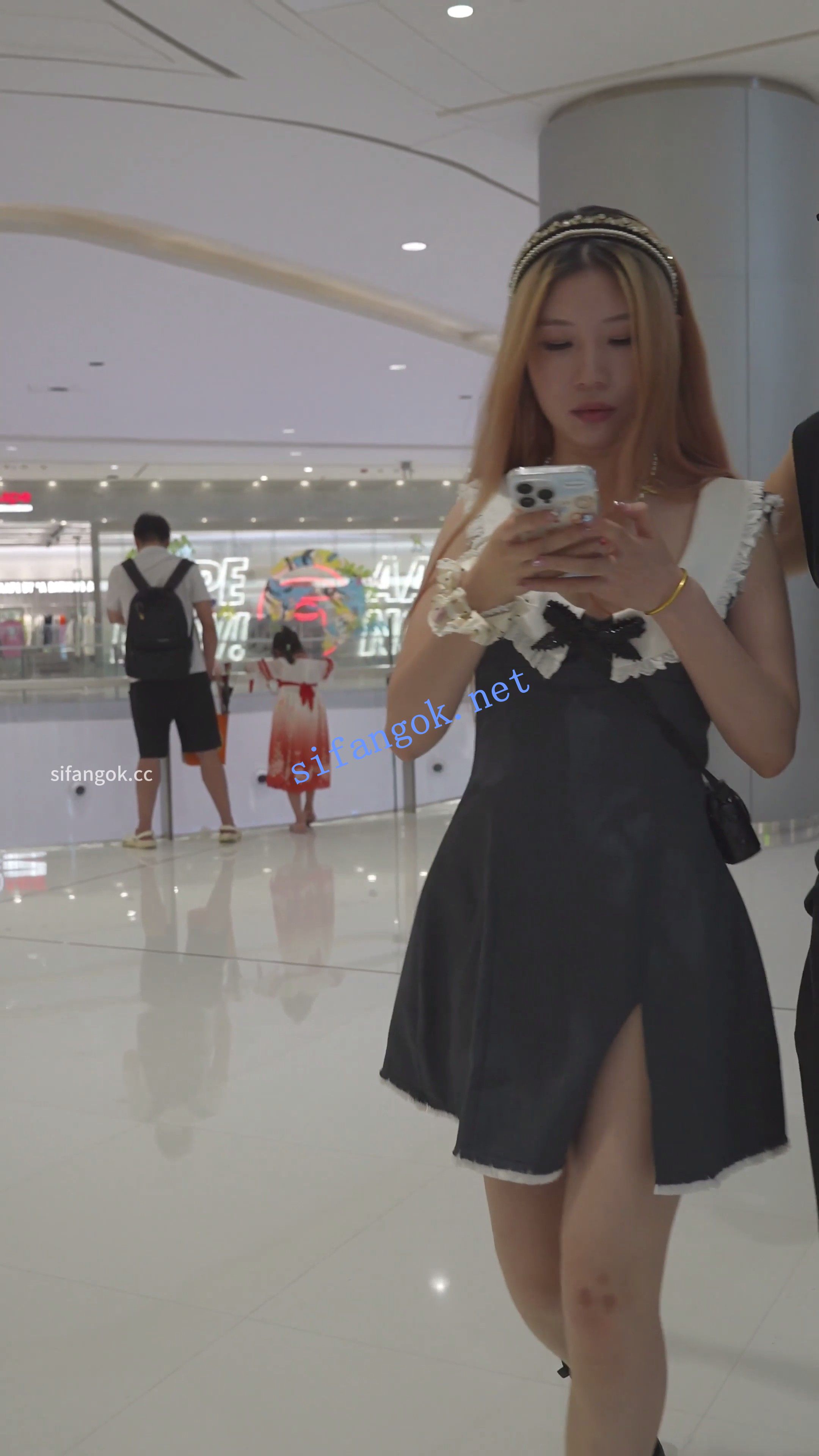 (BC-AA-651)金发美女和男友逛街..开叉裙配蕾丝粉内骚气十足