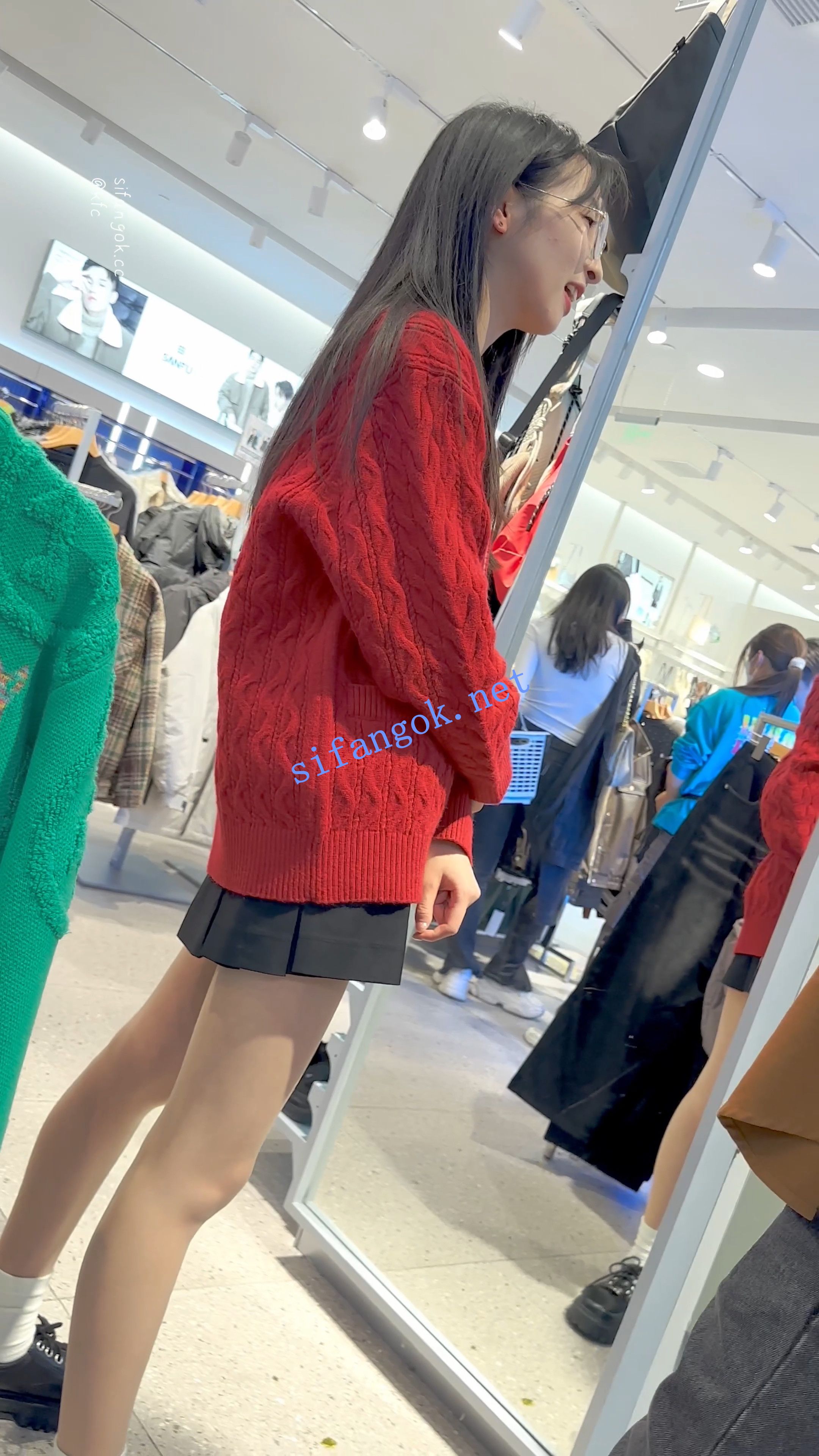 【KFC】短裙学生妹和男友甜蜜逛街·肉色丝袜白色内内前后CD