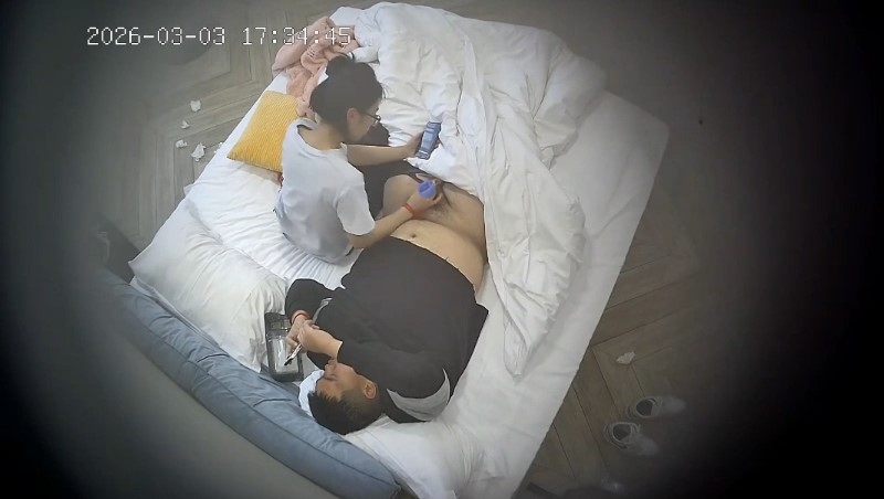 ⏪酒店偷拍⏩肥猪王把小家碧玉美女骗到酒店打飞机口交