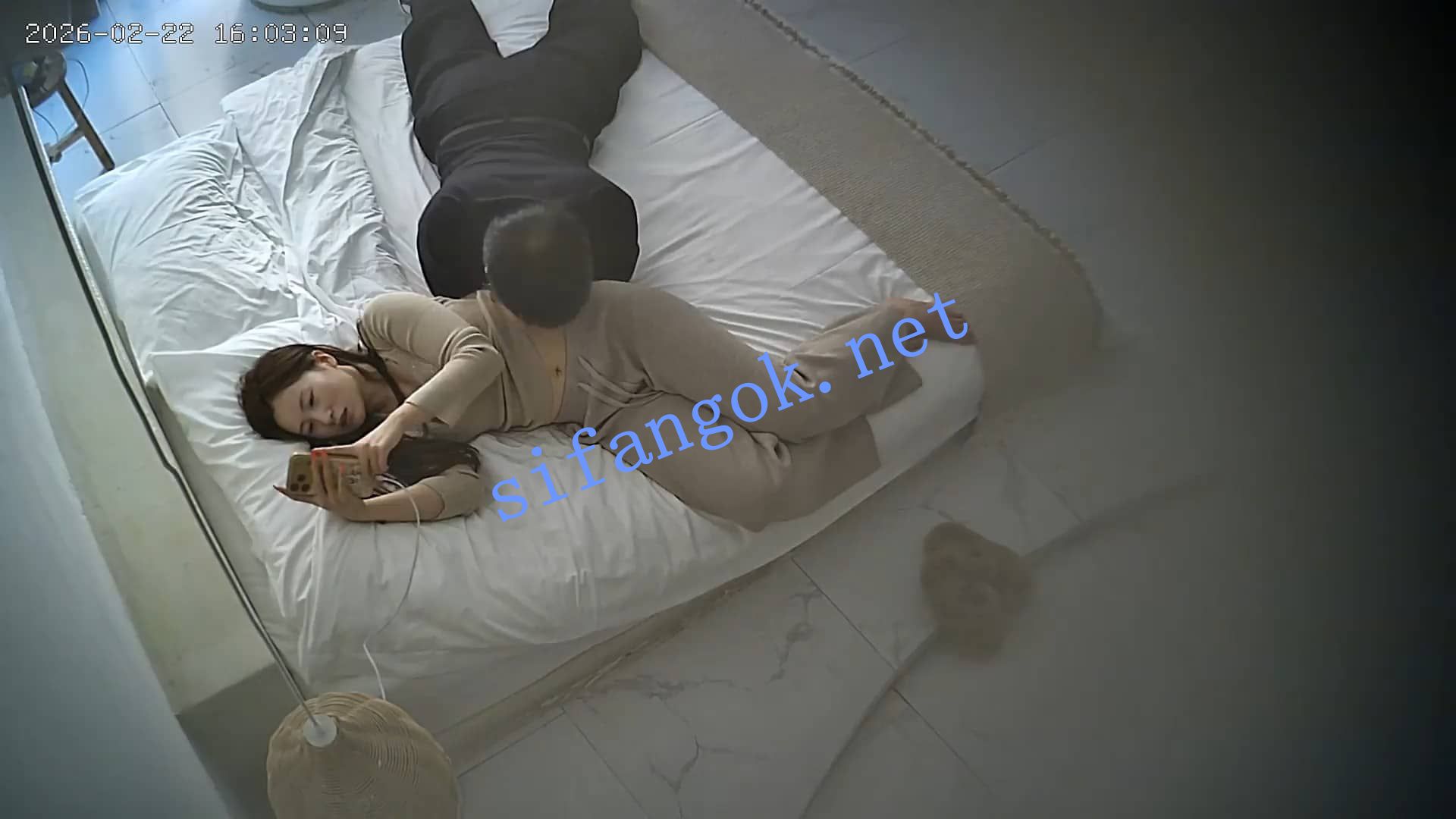 ❤️20260223❤️乳头粉嫩气质绝佳的美女换上白丝被男友侧入