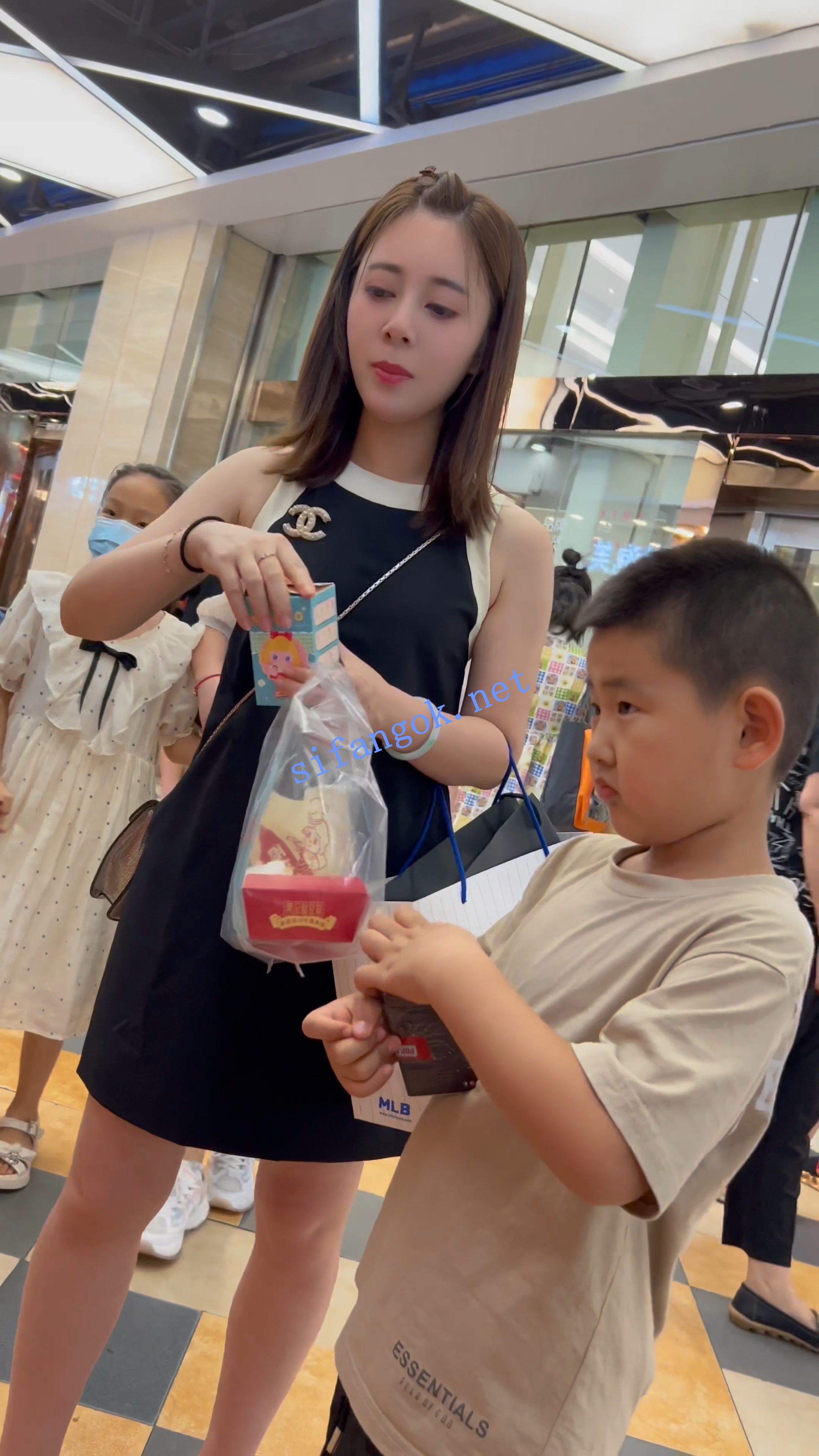 【KFC】短裙少妇和闺蜜逛街买小吃·白色骚窄内贴着拍前后CD