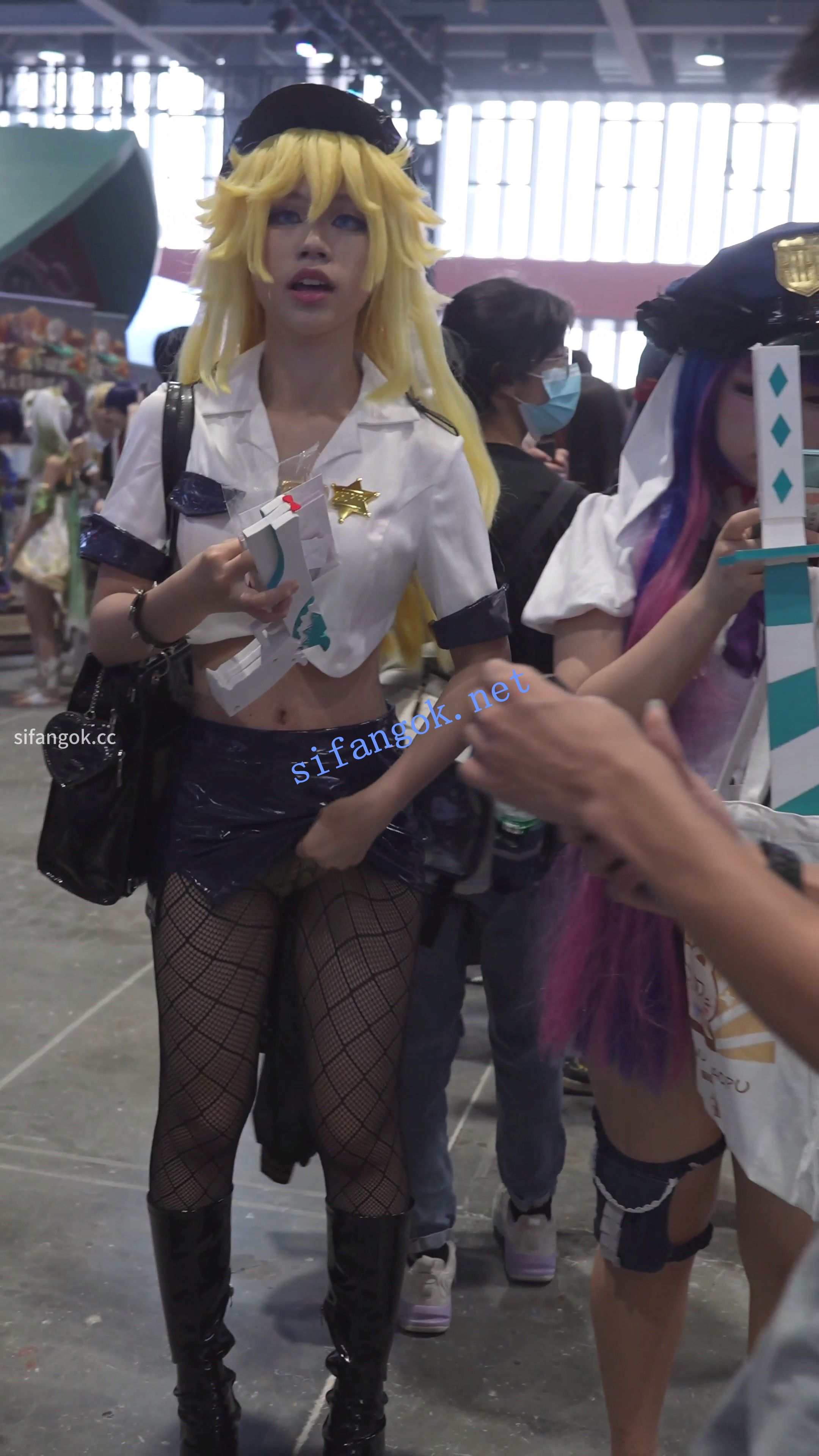 【xxn-363】超短皮裙黑丝小姐姐..当众掀裙拽丝袜..直接露内裤