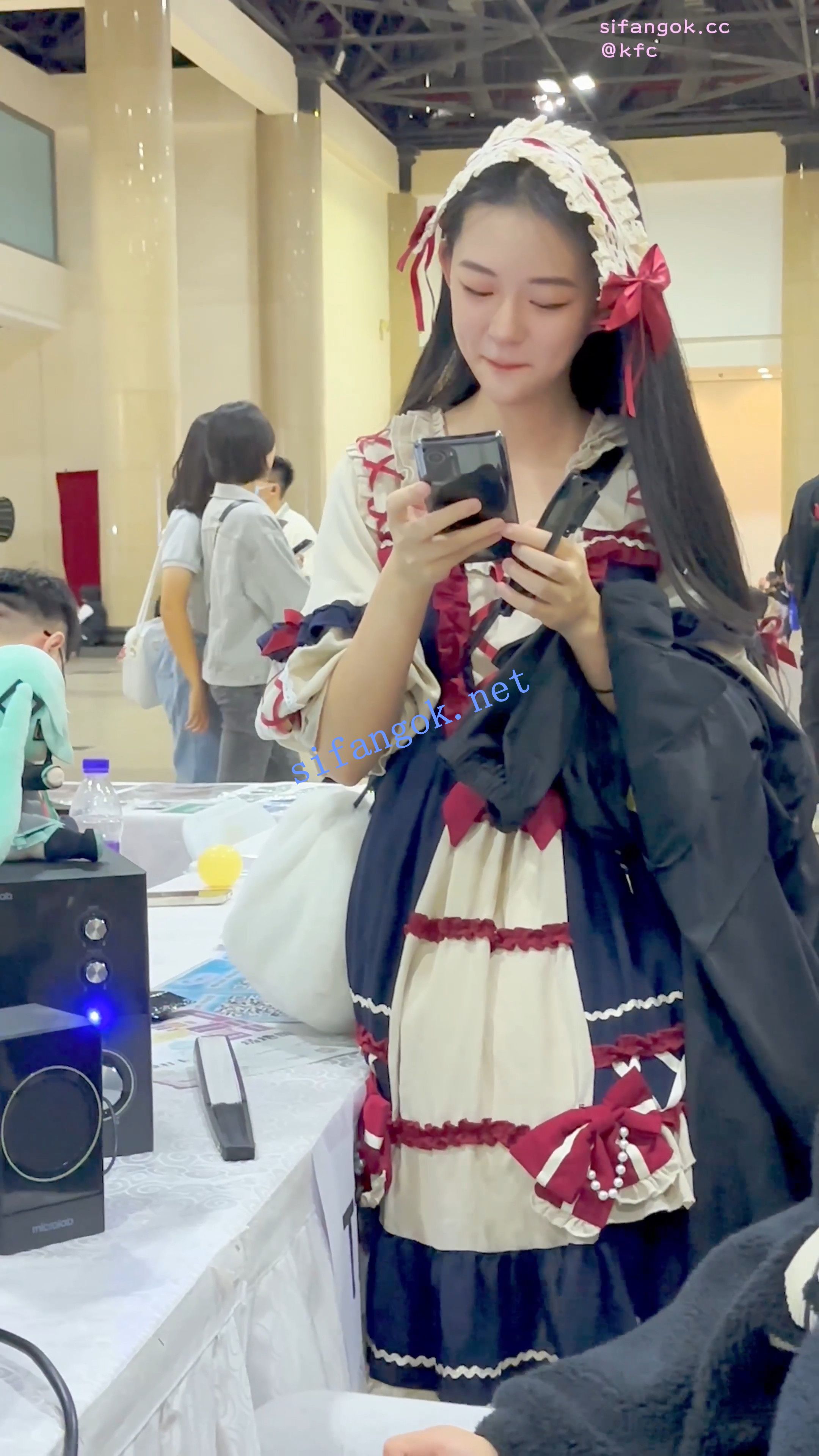 【KFC】萝莉塔群学生妹专注玩手机·过膝白丝白内低角度CD