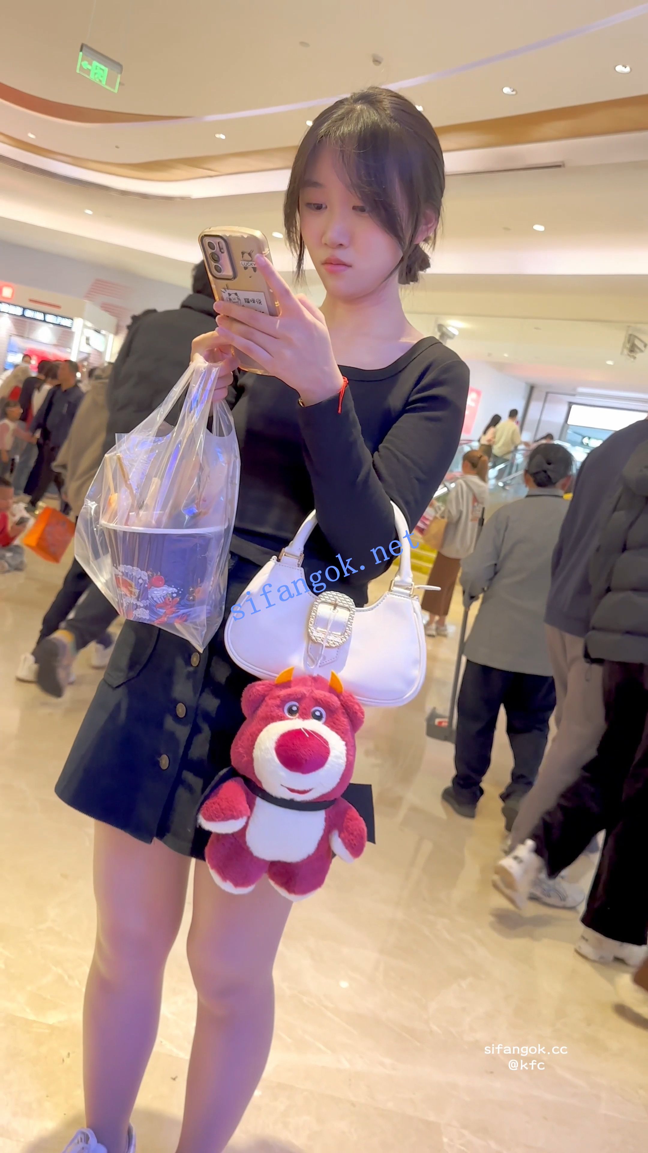 【KFC】短裙学生妹独自逛街等人·透明丝袜白色内内前后CD