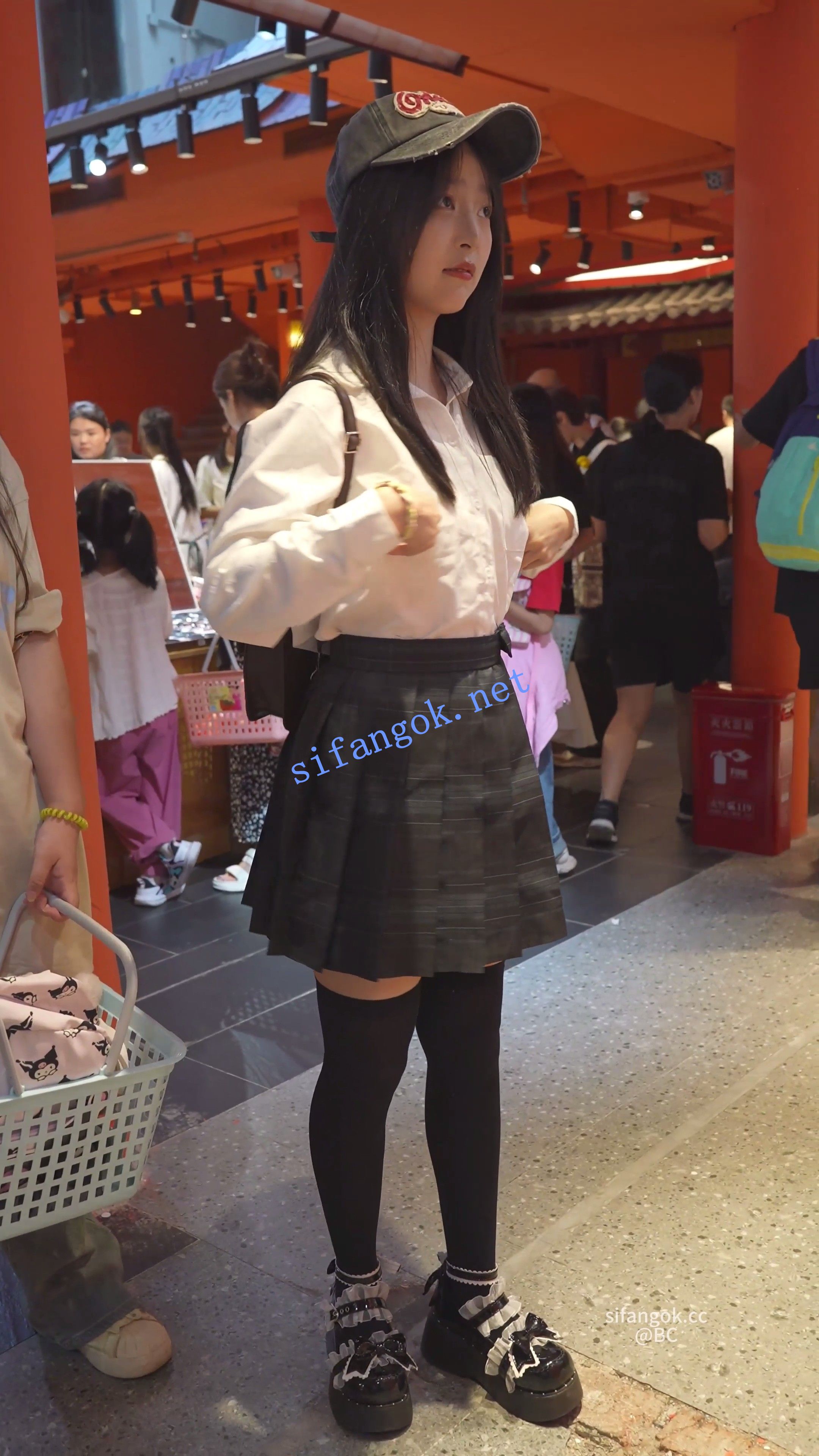 (BC-SSS-109)外纯内骚jk小学妹..过膝袜无痕内夹成丁无防备逛街