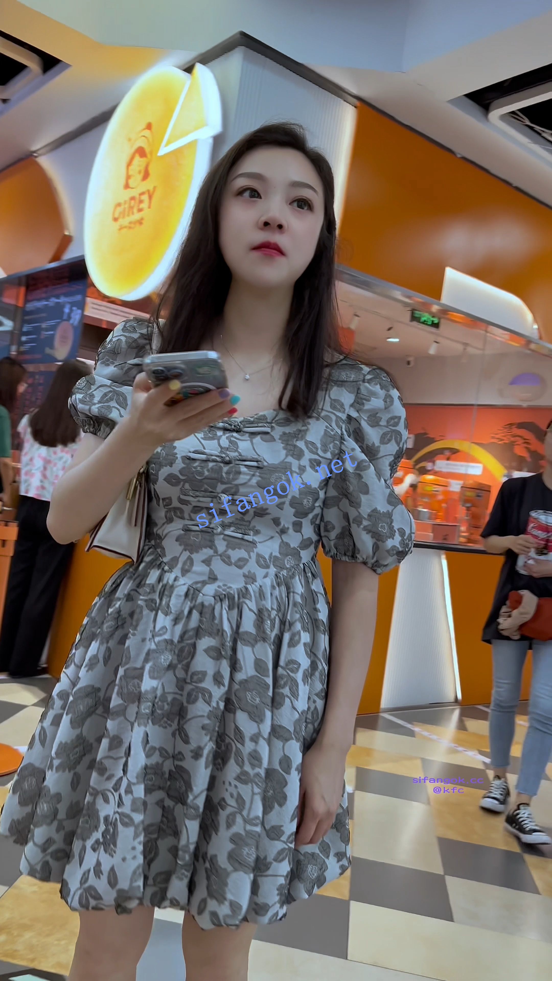 【KFC】长裙少妇逛街玩手机·光腿粉色窄内全程跟拍