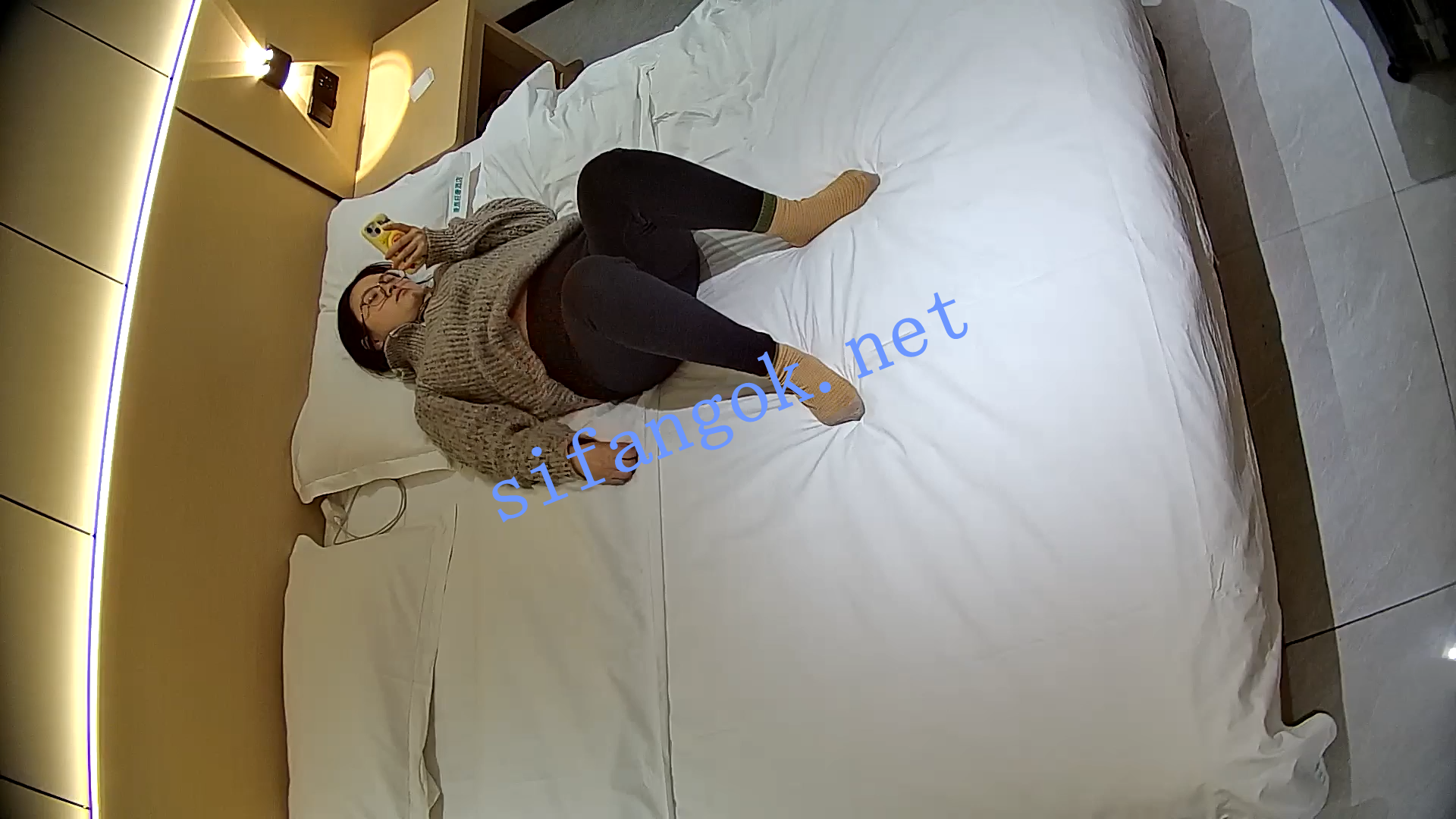 ⏪酒店偷拍⏩戴眼镜女孩和男友酒店打炮