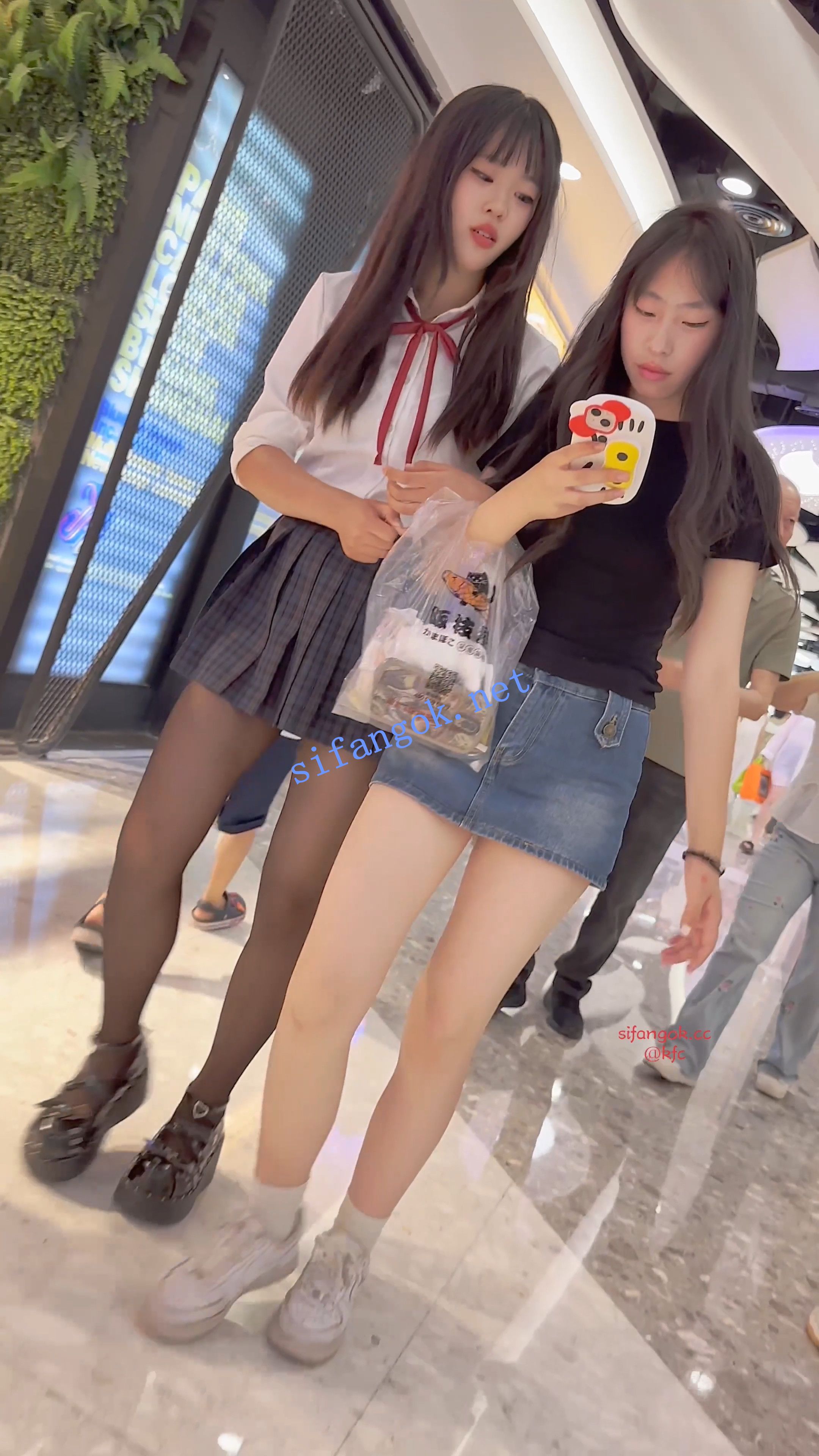 ⭐JK制服学生妹·黑丝短裙白边内·翘屁股直接把相机塞进去CD