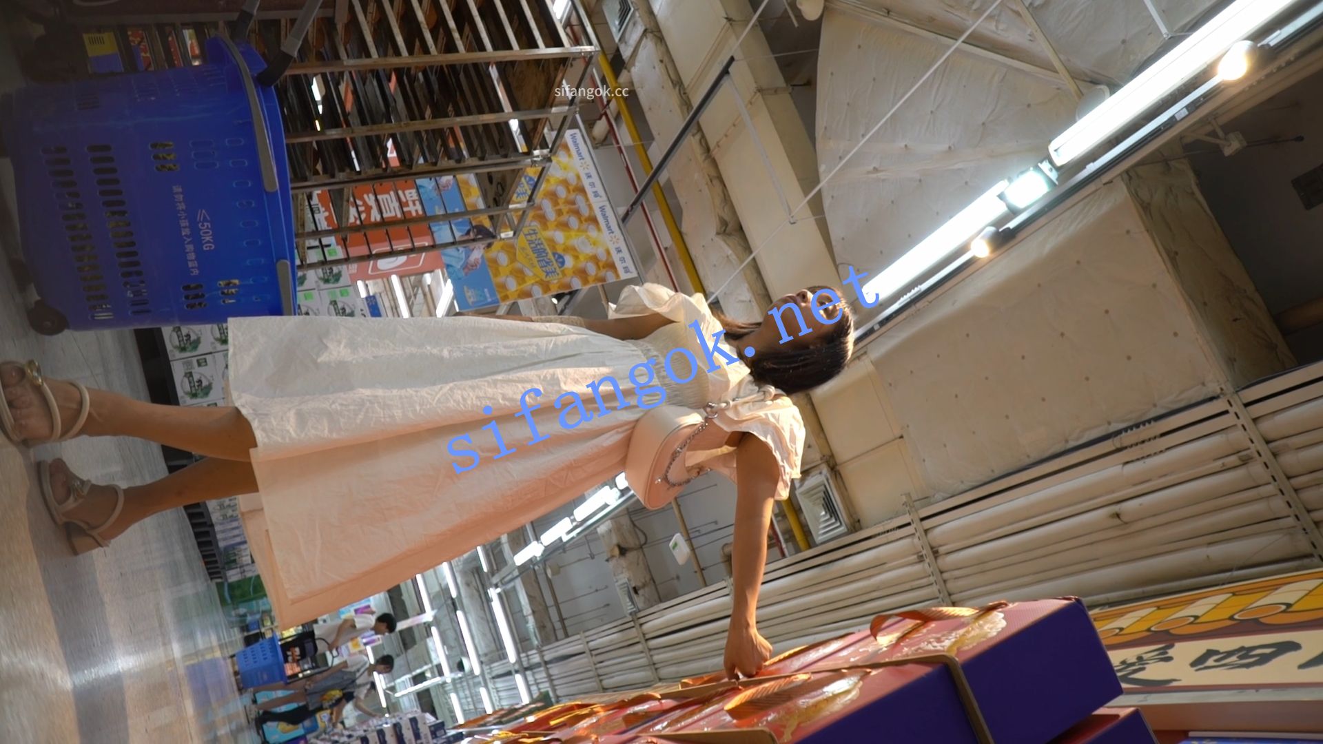 （空城原创）白长裙小少妇逛超市，淡青无痕N紧裹肥臀