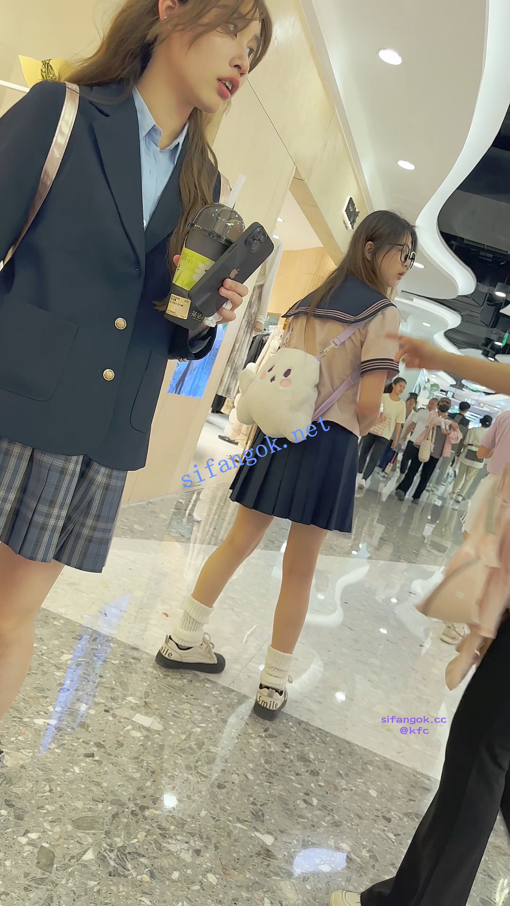 【KFC】JK学生妹和闺蜜逛街·肉色丝袜灰色内内全夹进屁股里