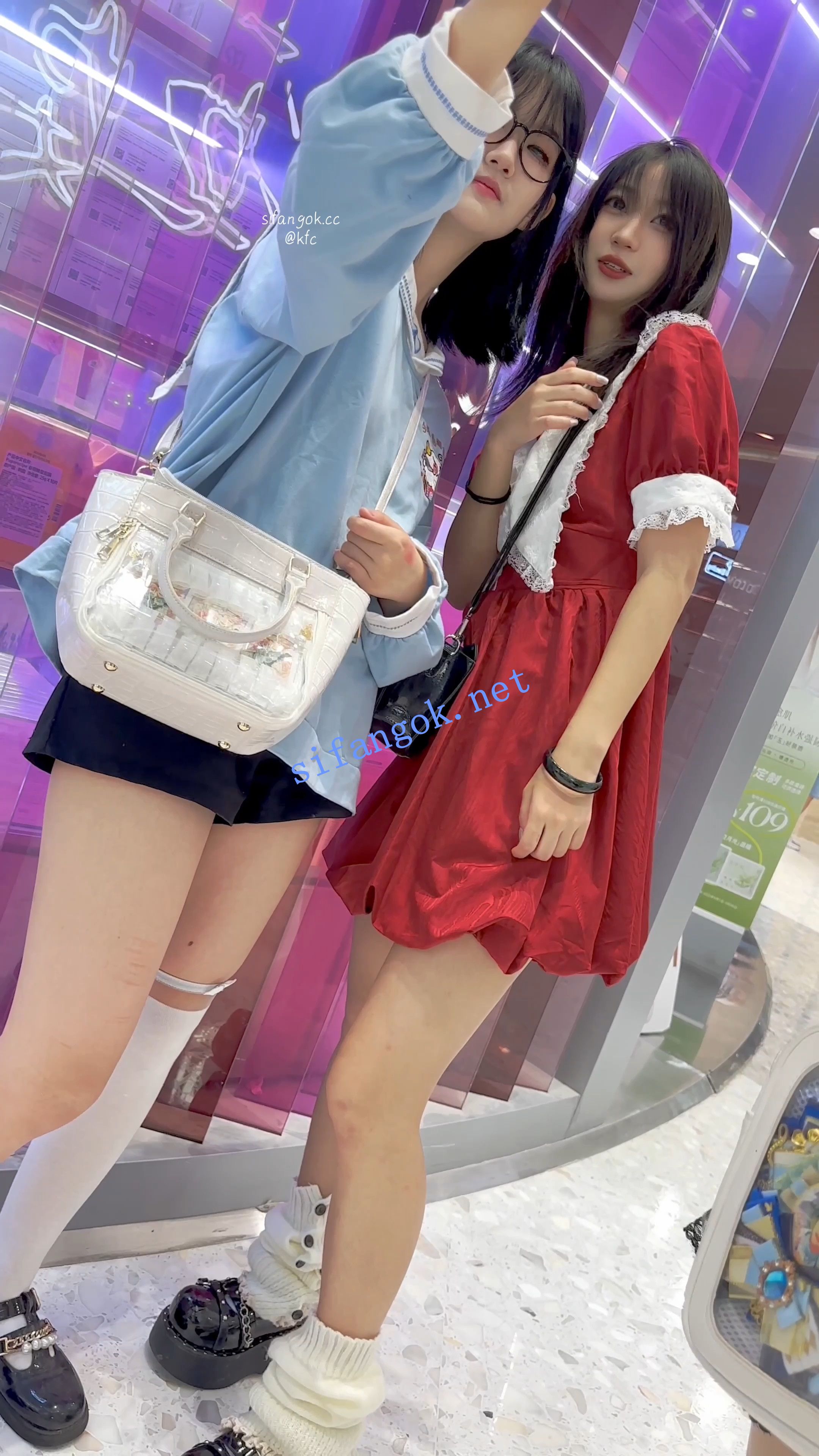 【KFC】长裙学生妹和舍友逛街·有说有笑毫无察觉身后被CD