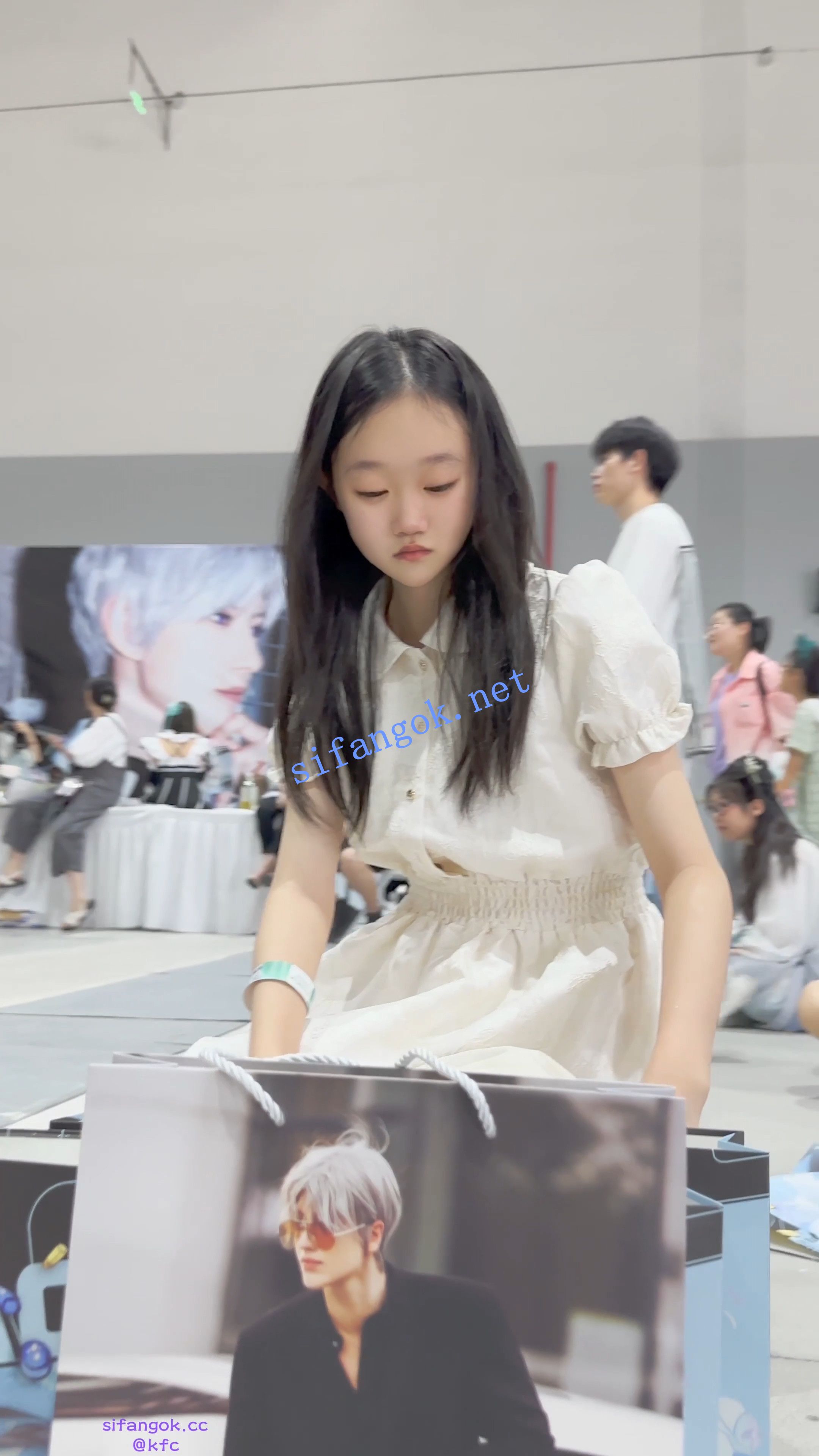 【KFC】长裙学生妹逛街·毫无察觉两腿中的相机·白色一次性内