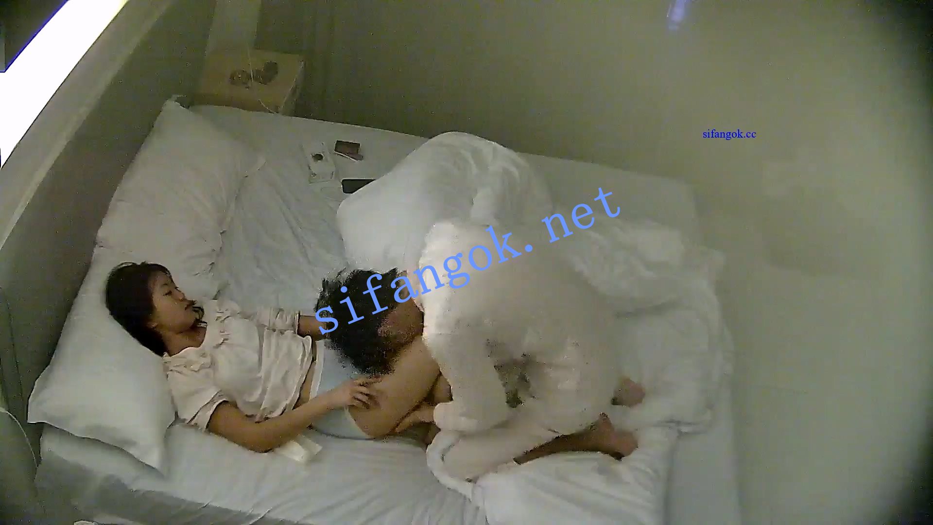 ⭐酒店偷拍：高校学妹羞于和男友一起开房让男友先上酒店