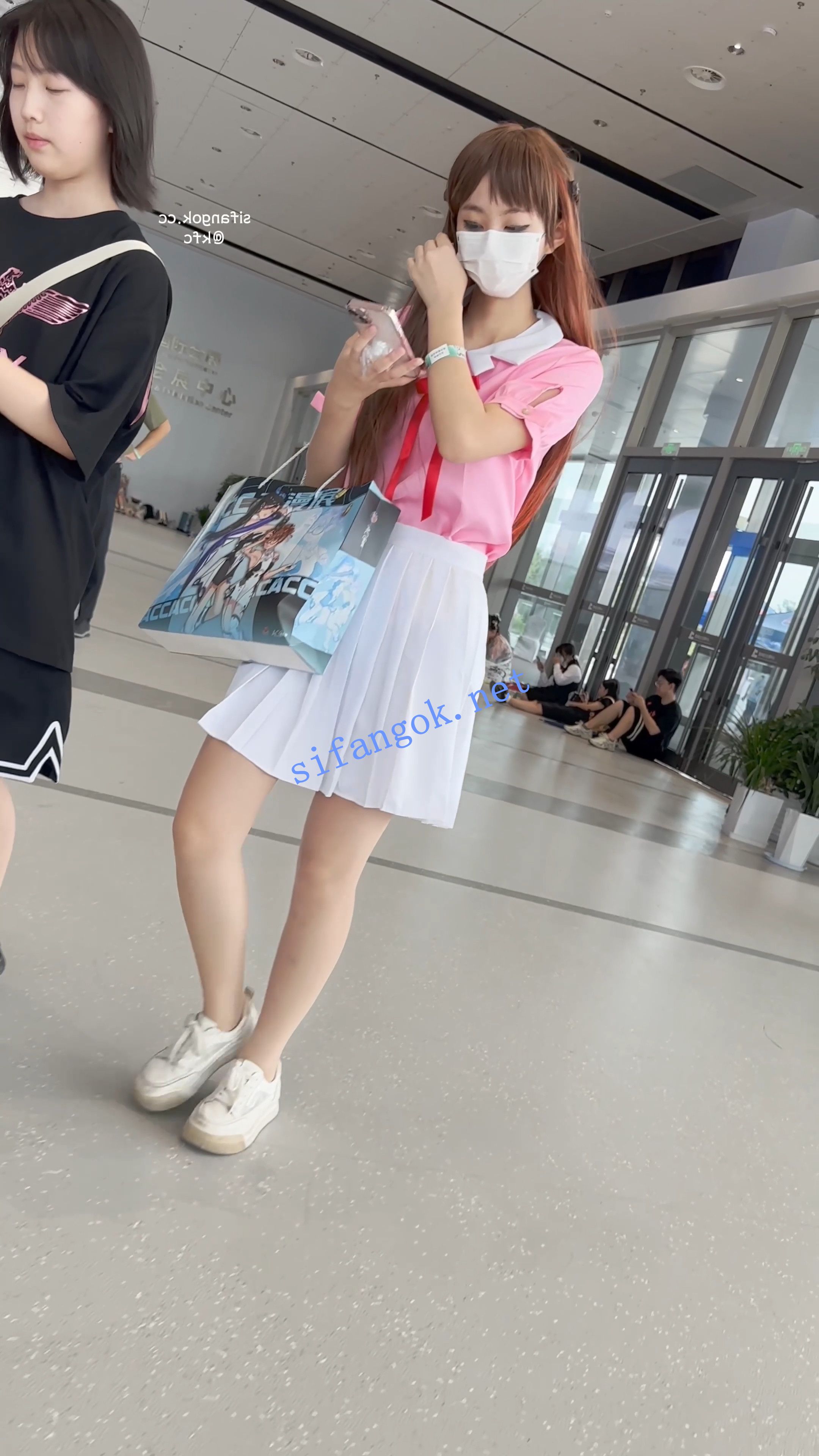 【KFC】短裙学生妹和闺蜜逛街·身材高挑·肉色丝袜灰色窄内