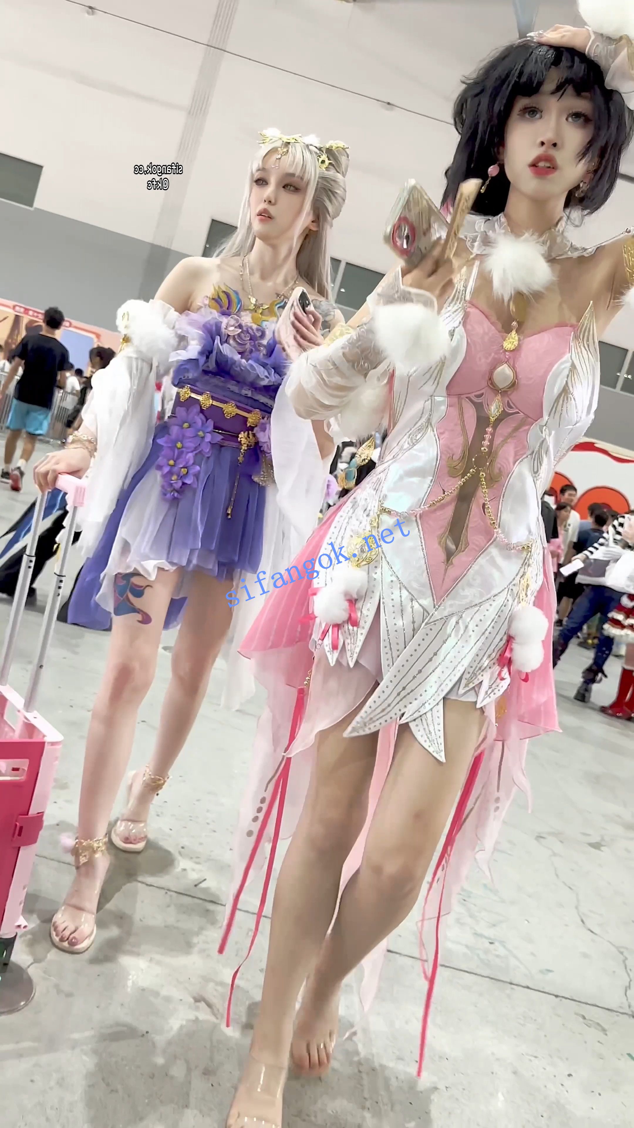 【KFC】极品美女COSER和闺蜜逛街·弯腰露出白色内内贴着拍