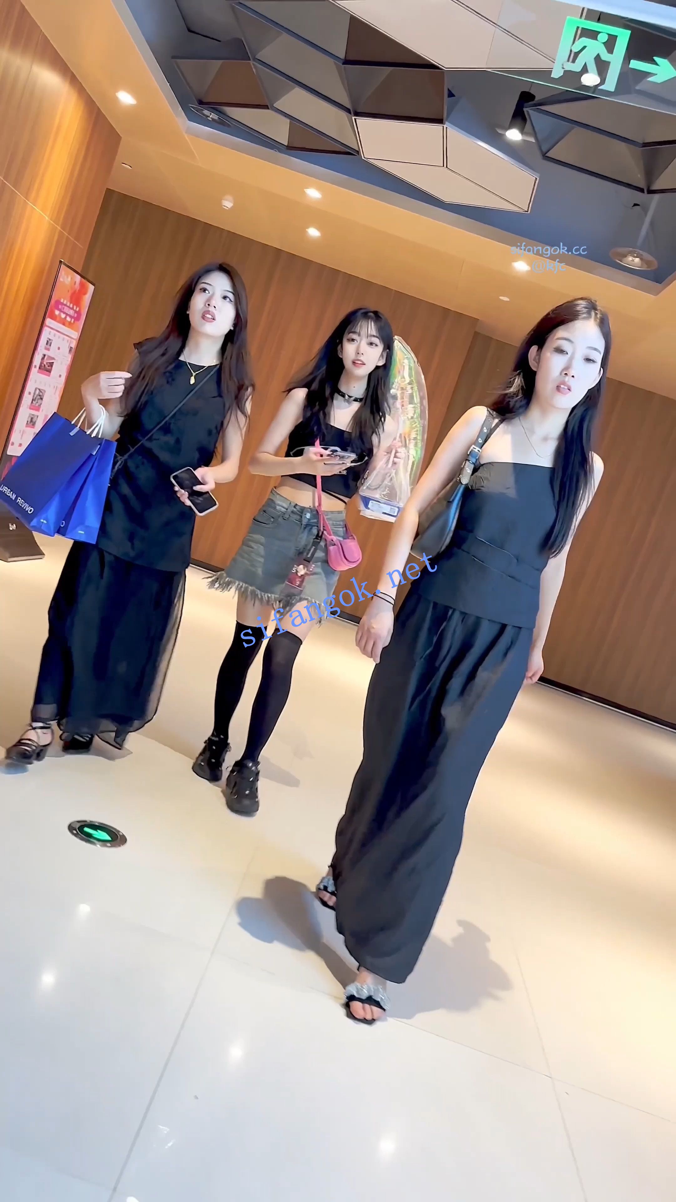 【KFC】拿气球的美女腿都被掐紫了·估计是M·过膝黑丝粉色内