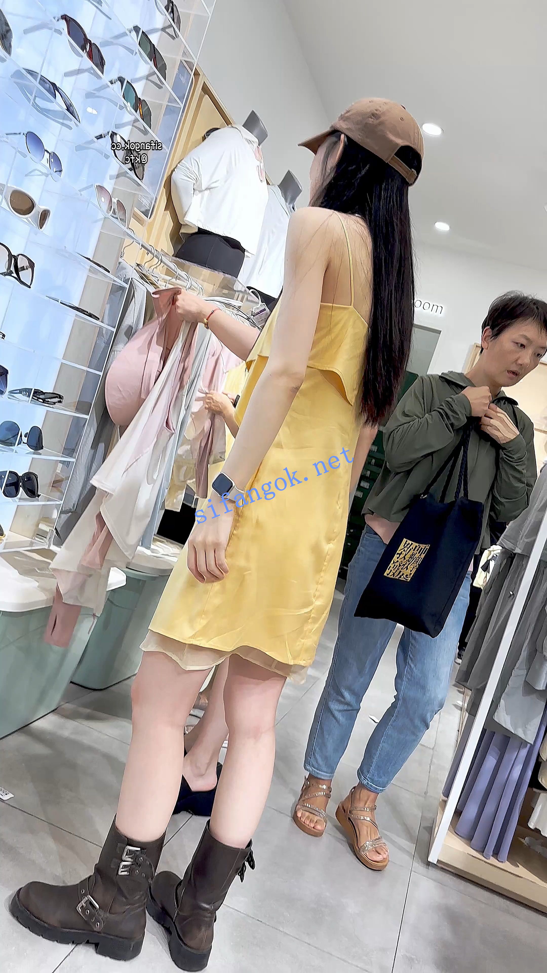 【KFC】靓女和男友逛街·打打闹闹满街撒狗粮·长裙白色内内