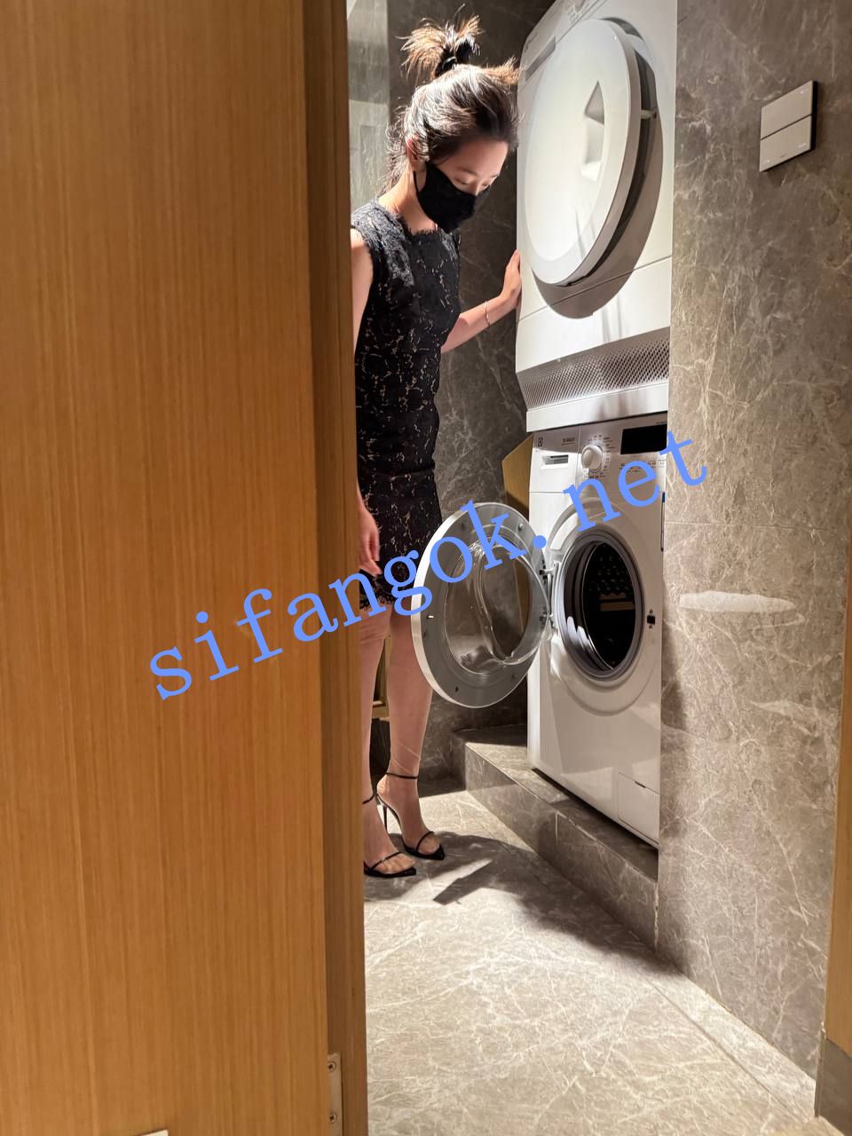 超极品绿帽淫妻【琢木鸟夫妻】公厕露出性爱 深圳土豪颜射