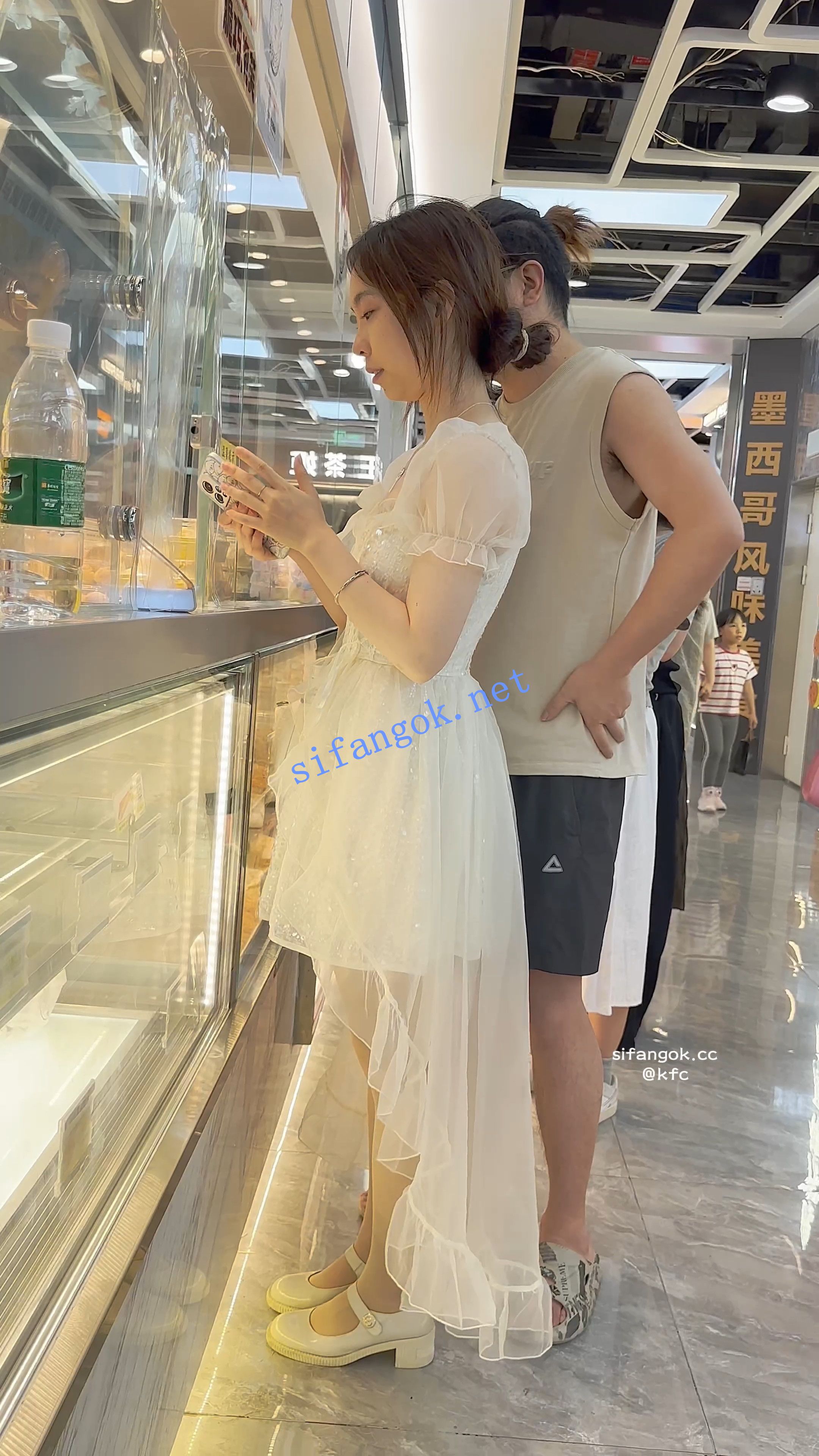 【KFC】婚纱裙靓女和猥琐男友·裙子遮住屁股放心穿了骚窄内