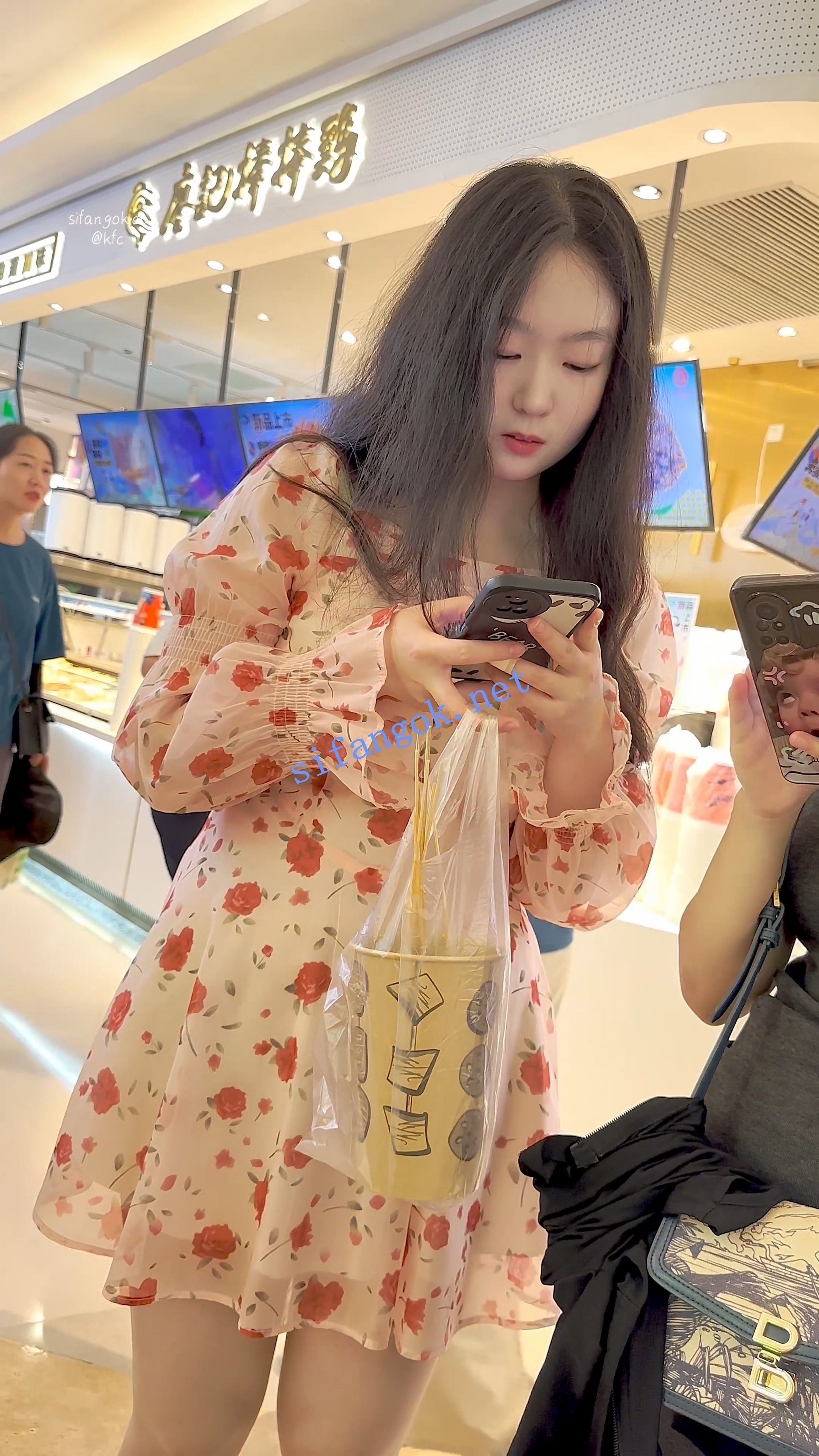 【KFC】长裙学生和闺蜜逛街买小吃·前后CD肉色丝袜半透内内