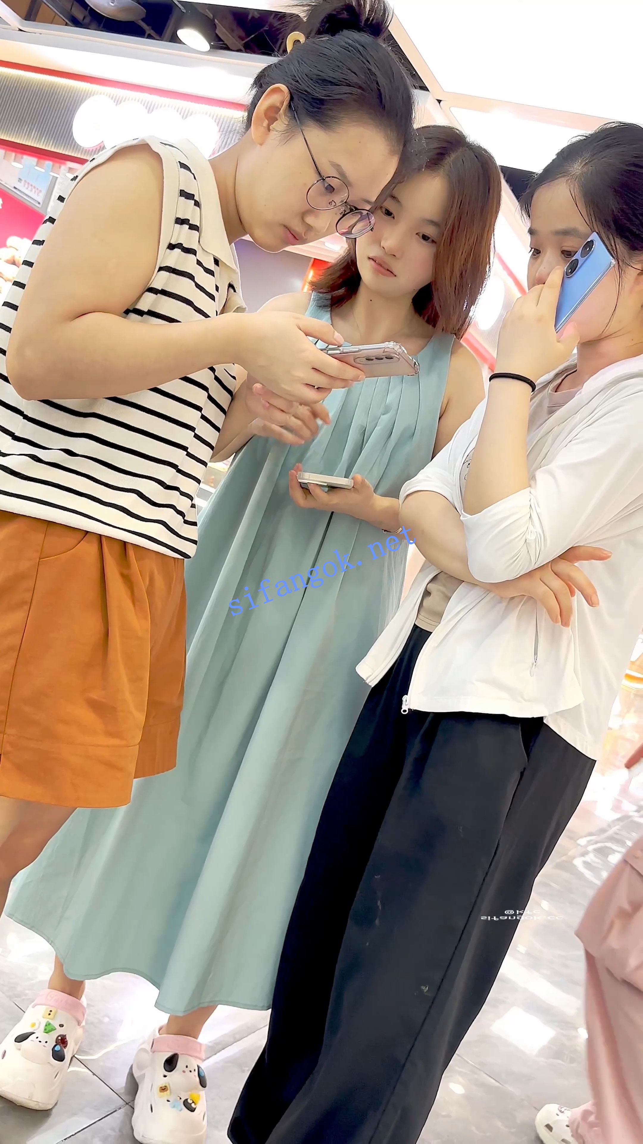 【KFC】学生妹和闺蜜逛街·蓝色超长裙下穿了白色内内