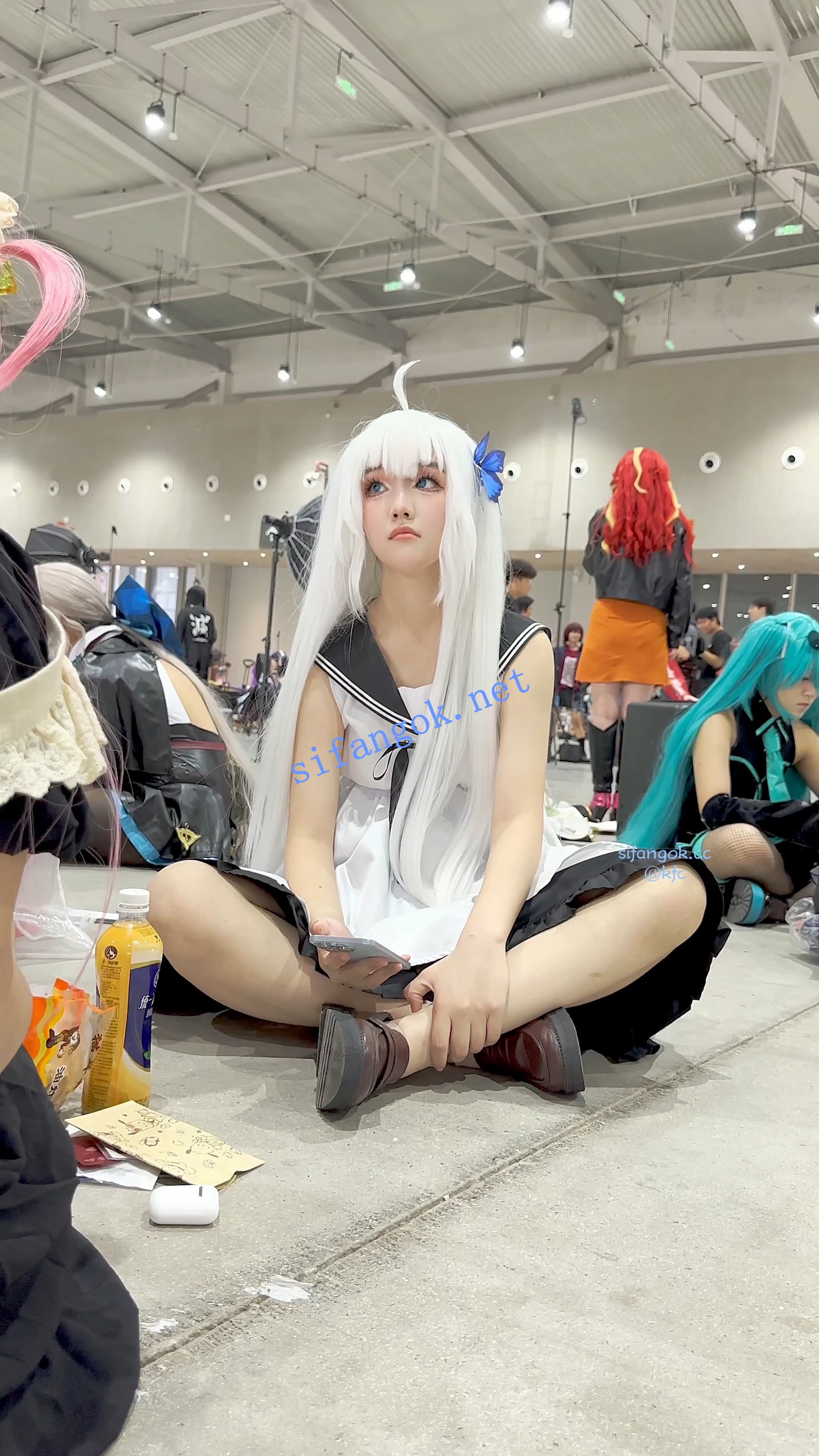 【KFC】学生妹COSER成功上钩坐伪装上·坐着劈开腿露出红色内