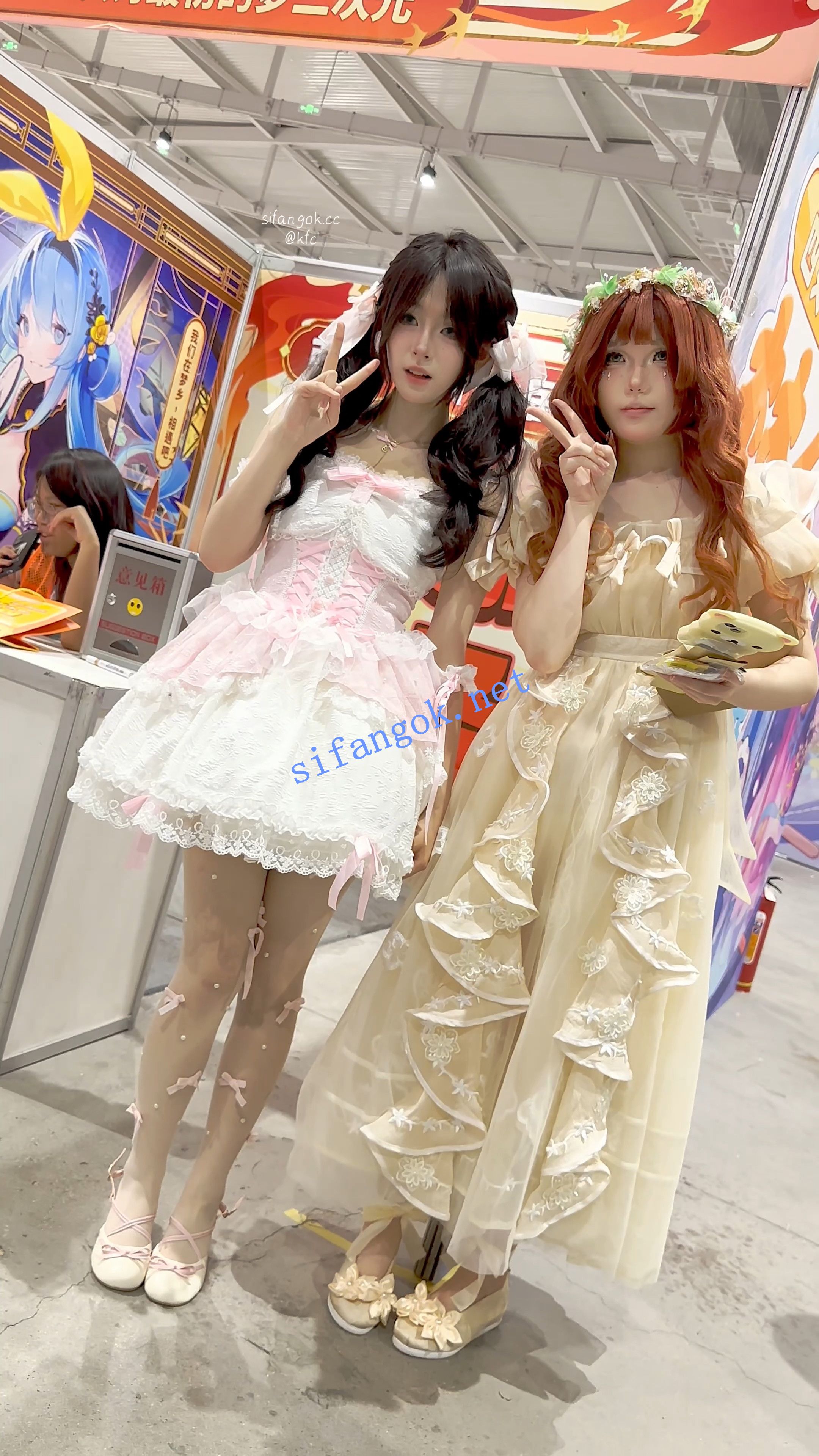 【KFC】洛丽塔萌妹逛累了·坐地上男友守护也露透明丝袜黑内