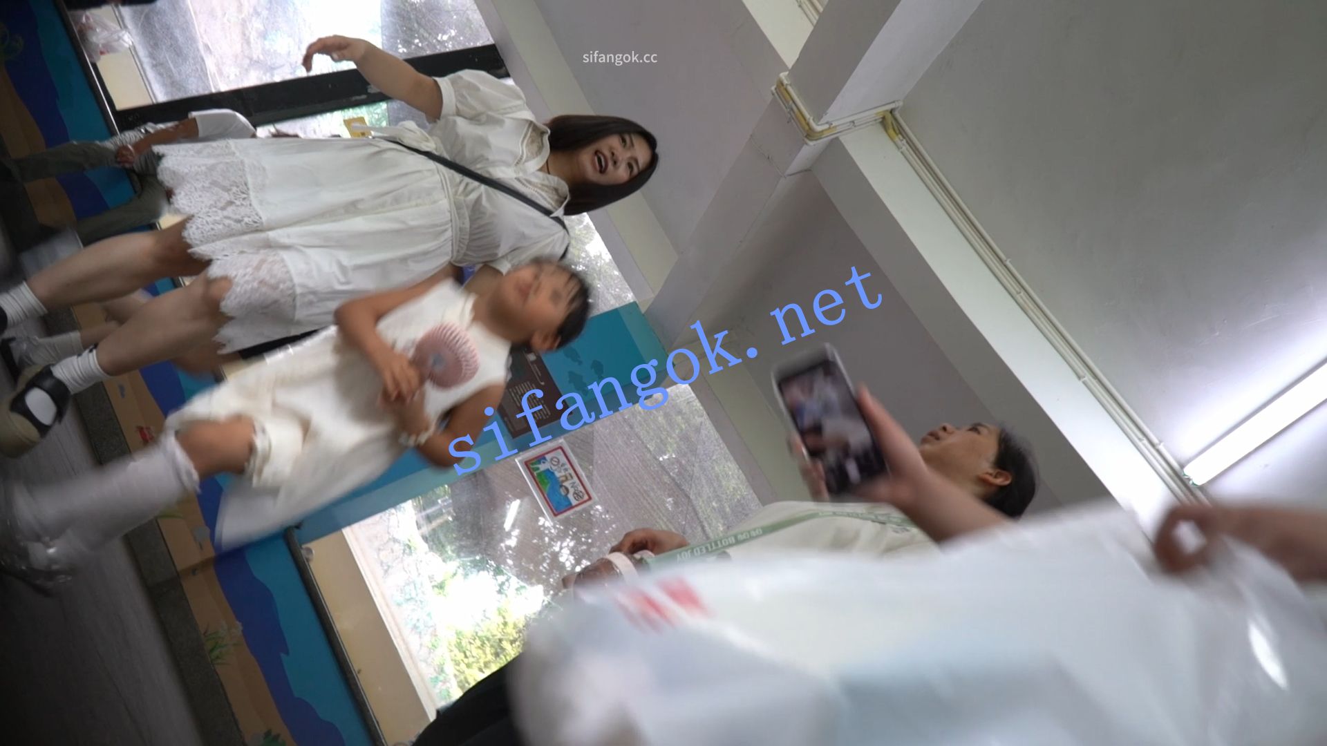 （空城原创）带孩子逛公园的白裙少妇，干净米白N包裹肥臀