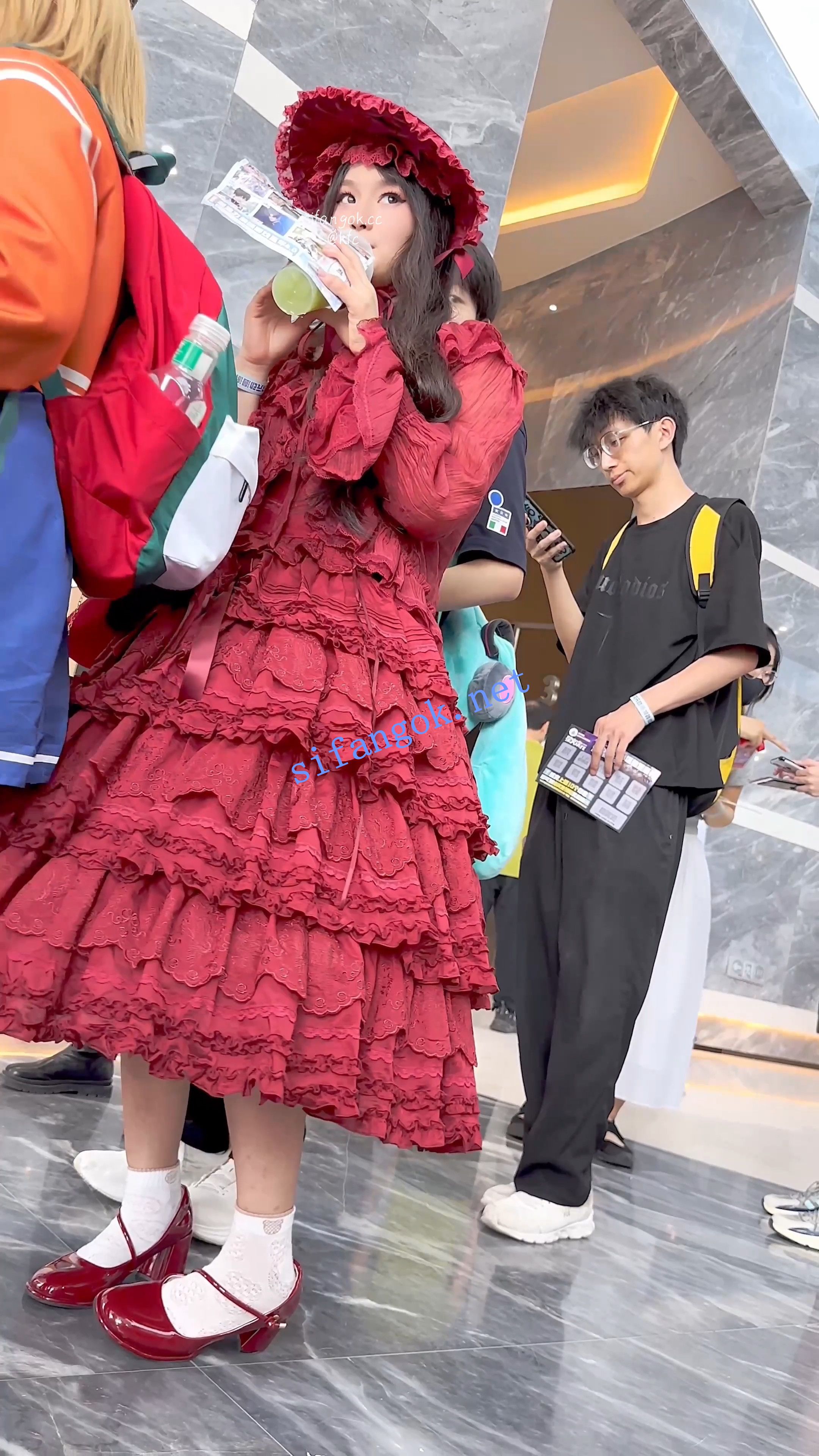 【KFC】洛丽塔学生妹·以为长裙就放心穿了透明内·露出黑森林