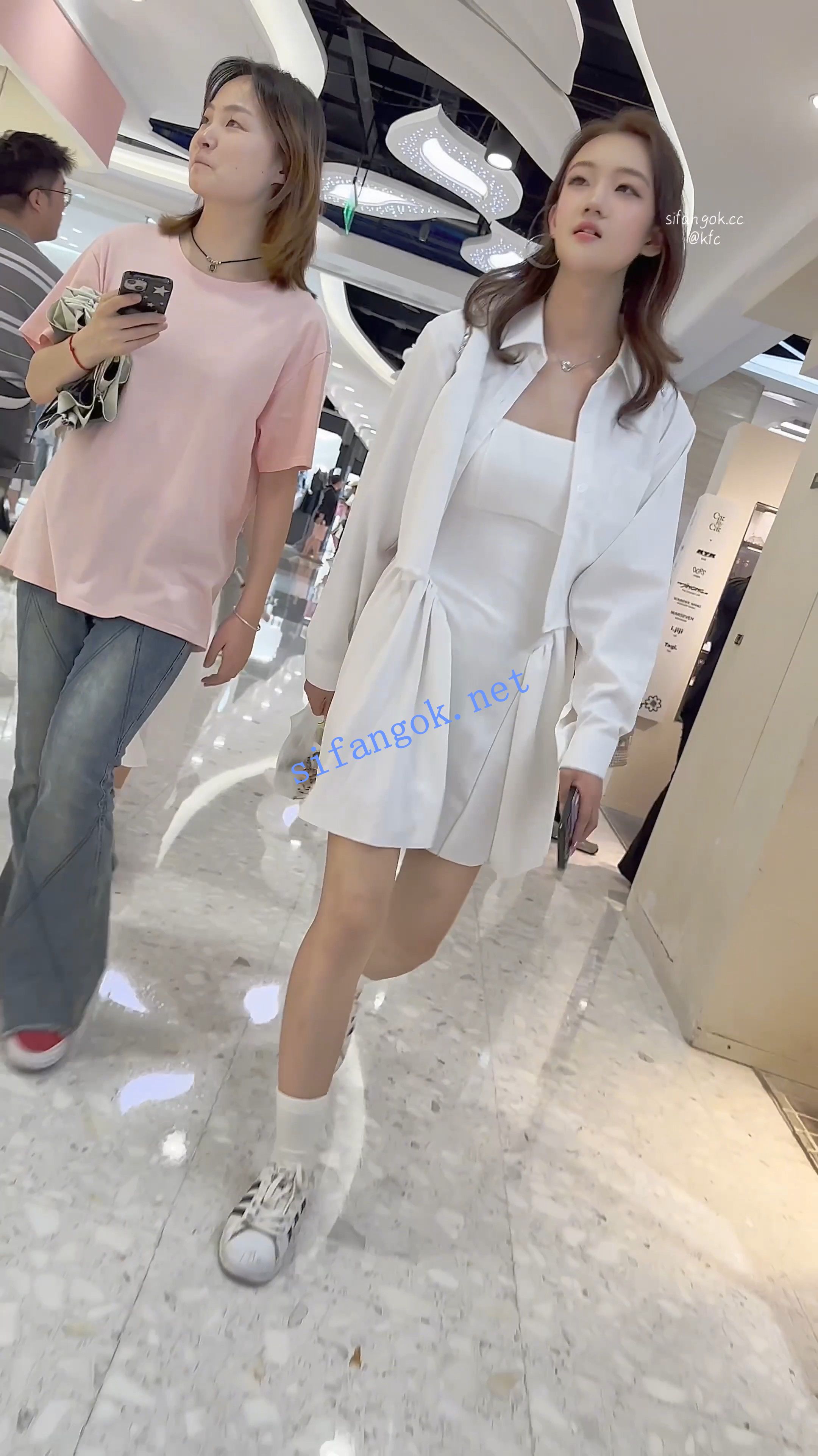 【KFC】身材极品的韩范美女逛街·走出自信的步伐·白色内内