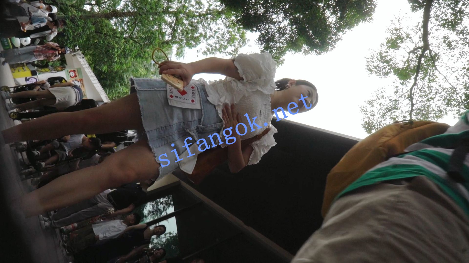 （空城原创）牛仔短裙少妇和家人逛公园，淡灰N包裹肉臀