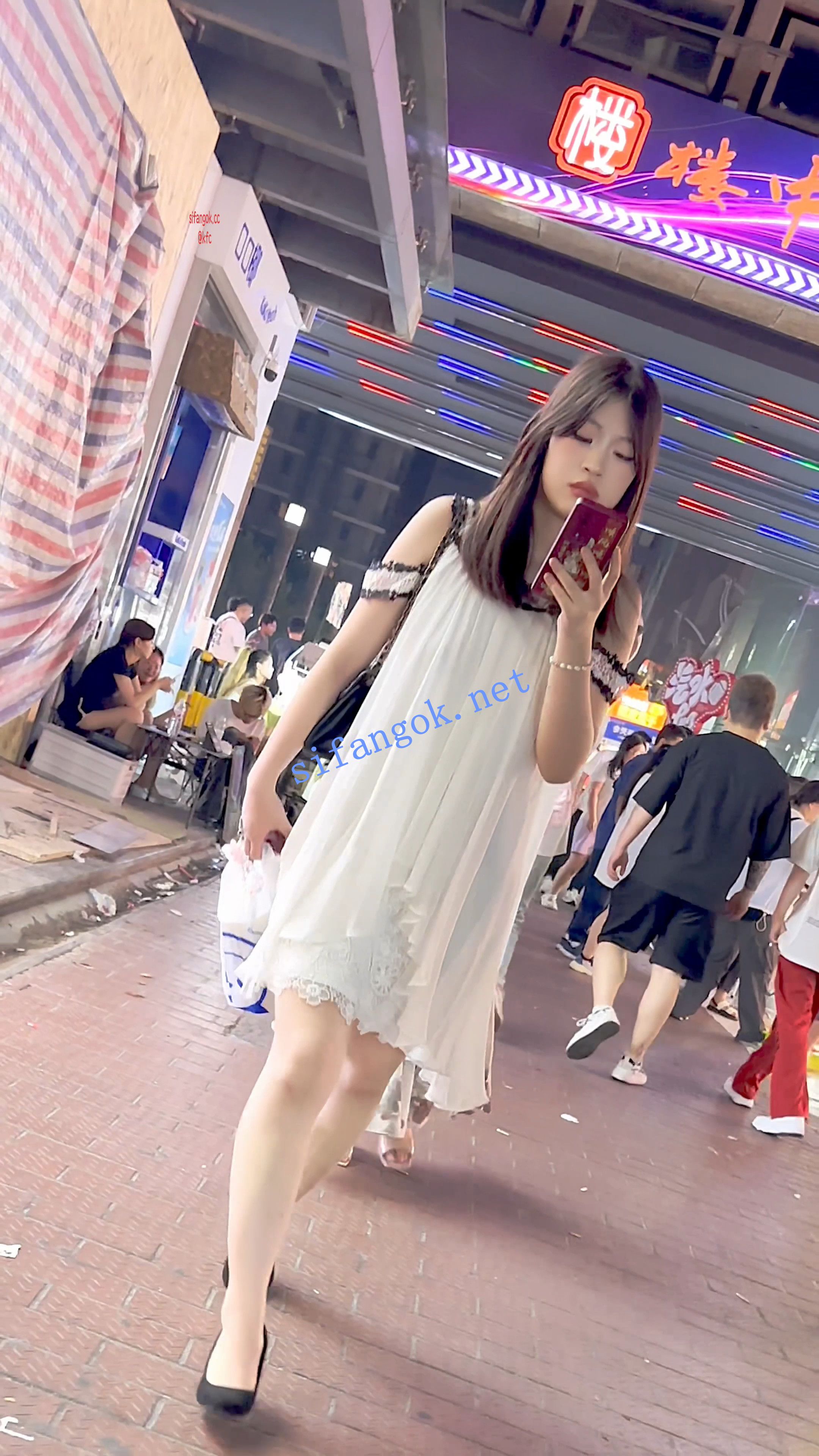 【KFC】高跟靓女警惕性极高·站在角落·果然穿了一根线的骚丁