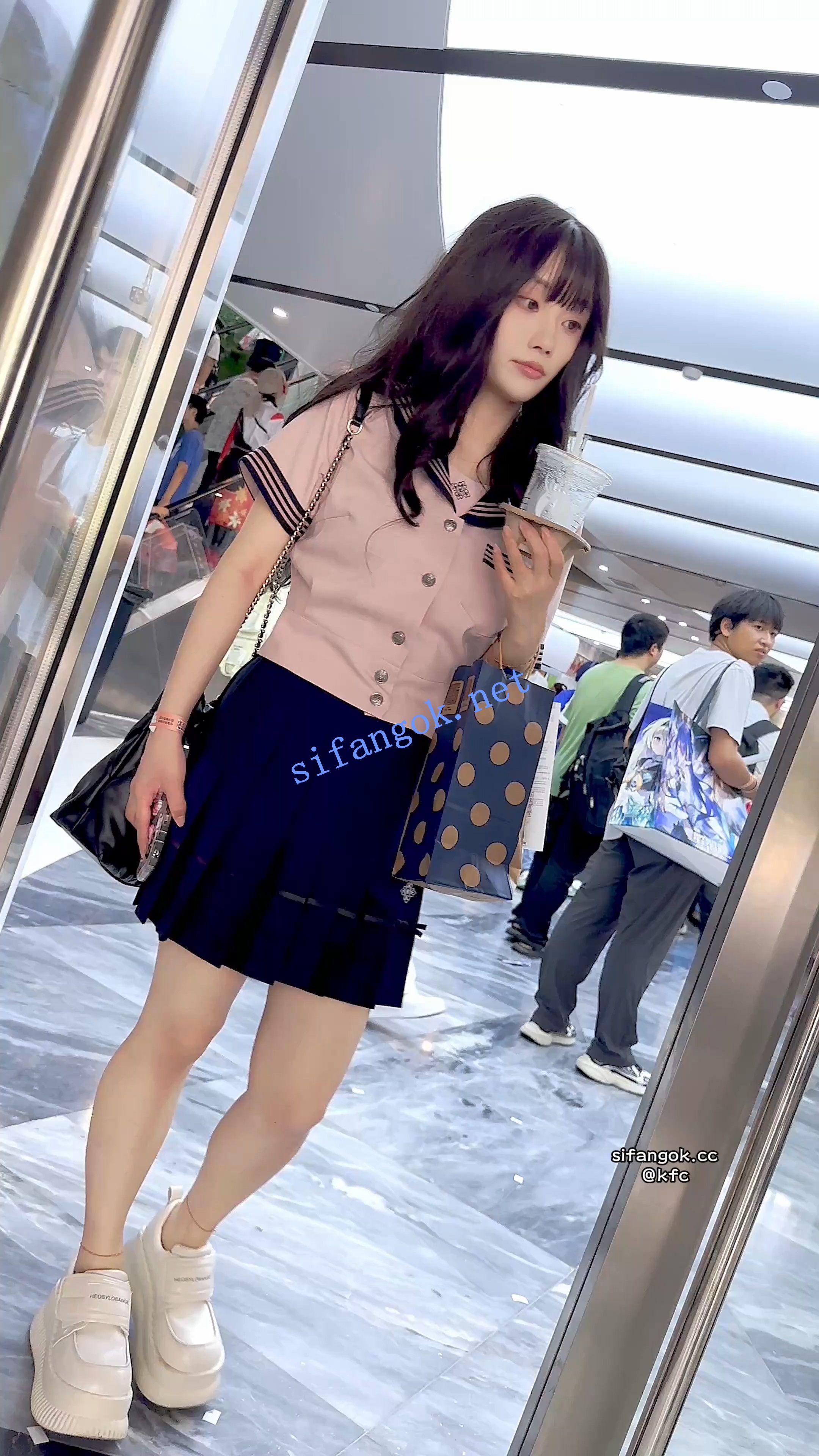 【KFC】水手服JK学生妹逛街·走累蹲下相机直接塞进裙底贴逼CD