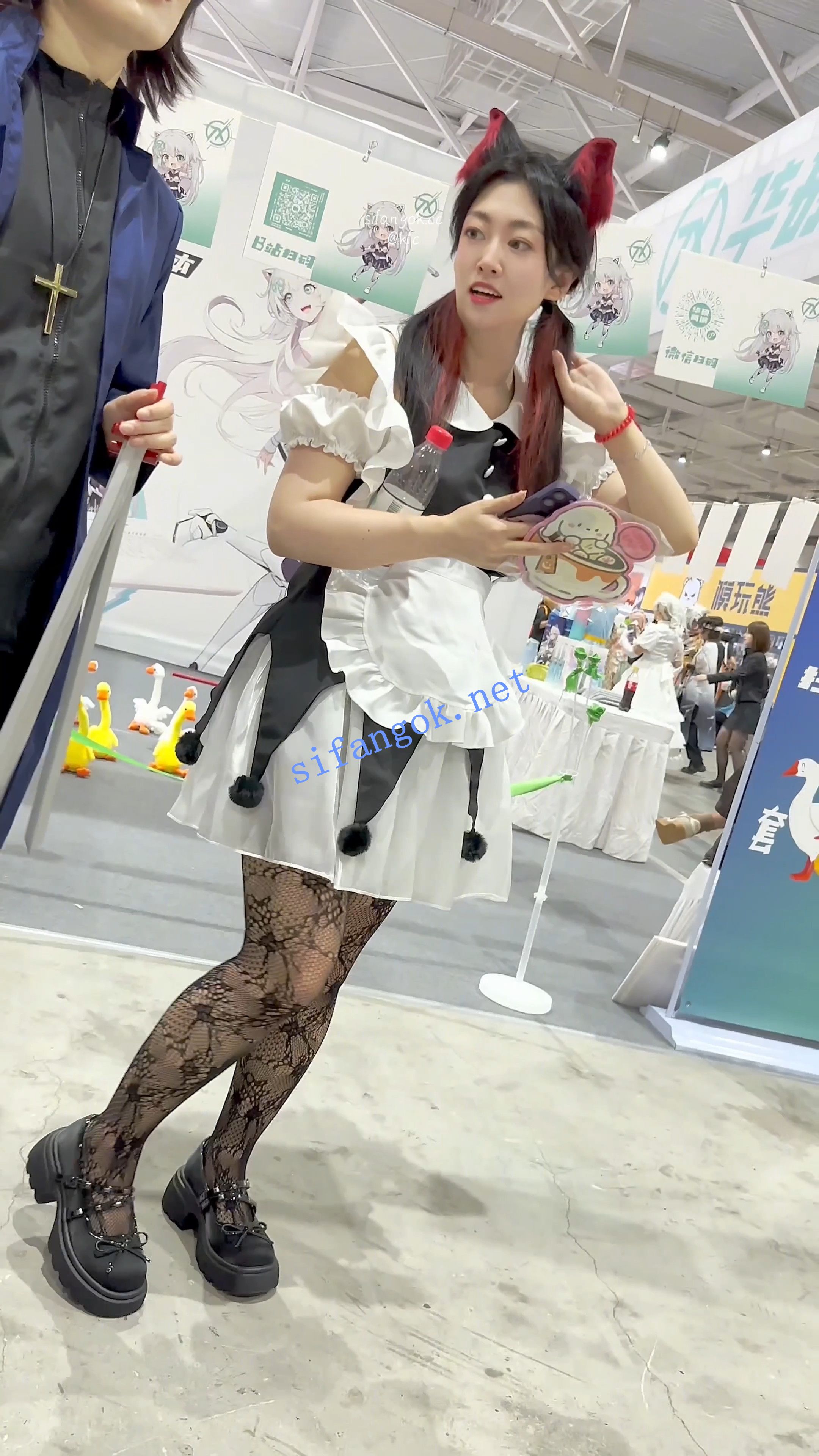 【KFC】女仆装COSER和男友逛街·黑色网袜半透内内前后CD够骚