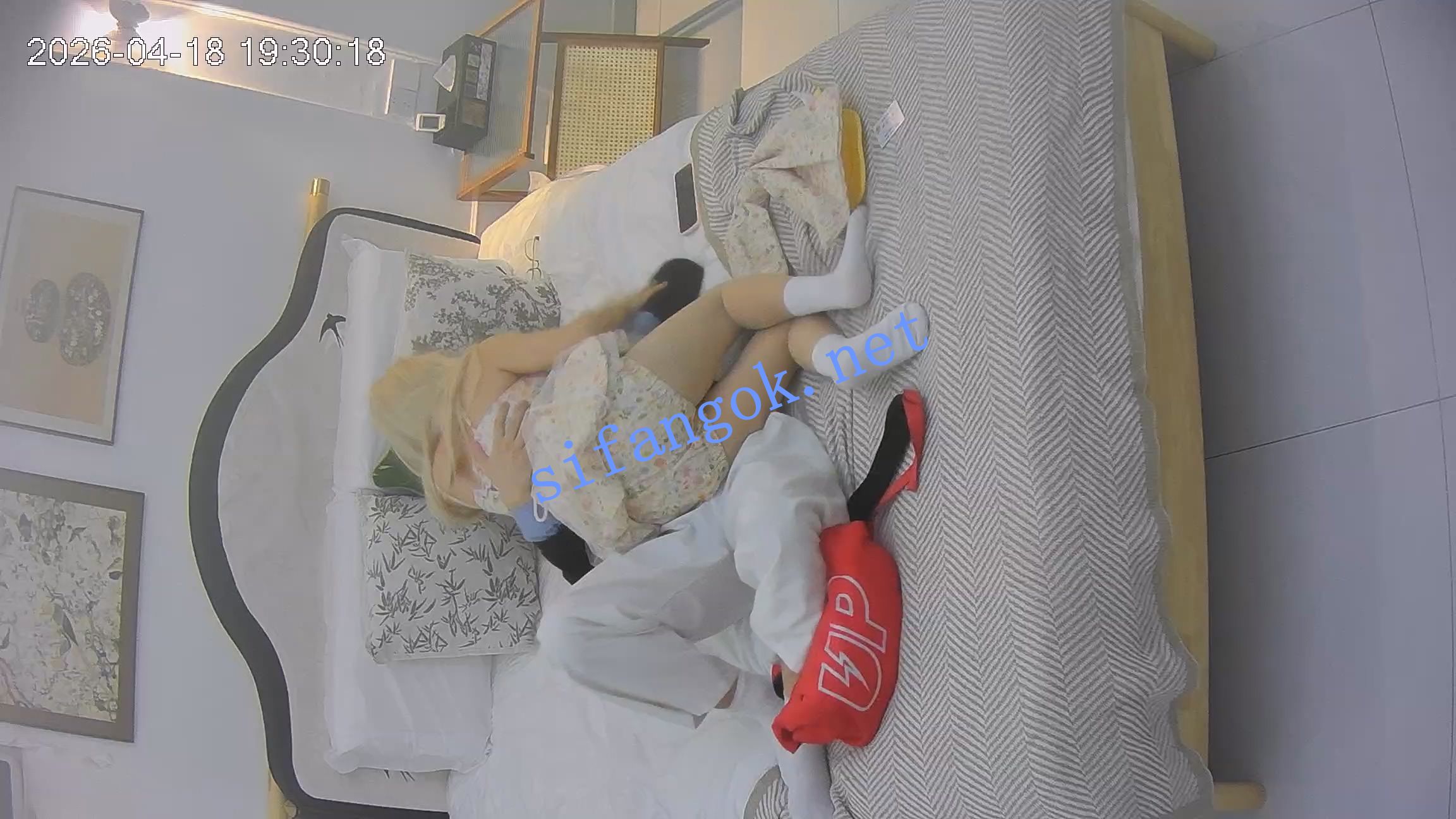 ⭐酒店偷拍:穿碎花裙的高级知识女操完逼给人讲英语题目