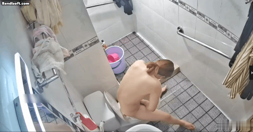 【洗澡偷拍】风骚中年少妇坐马桶上洗逼逼