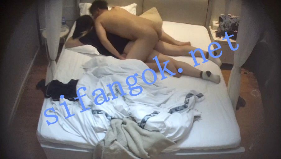 ⏪酒店偷拍⏩牛仔裤高颜值美女被男人压着各种打桩