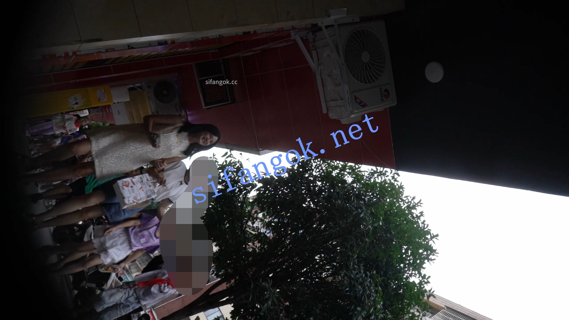 （空城原创）连衣裙少妇接孩子放学，微透淡紫N紧裹肉臀