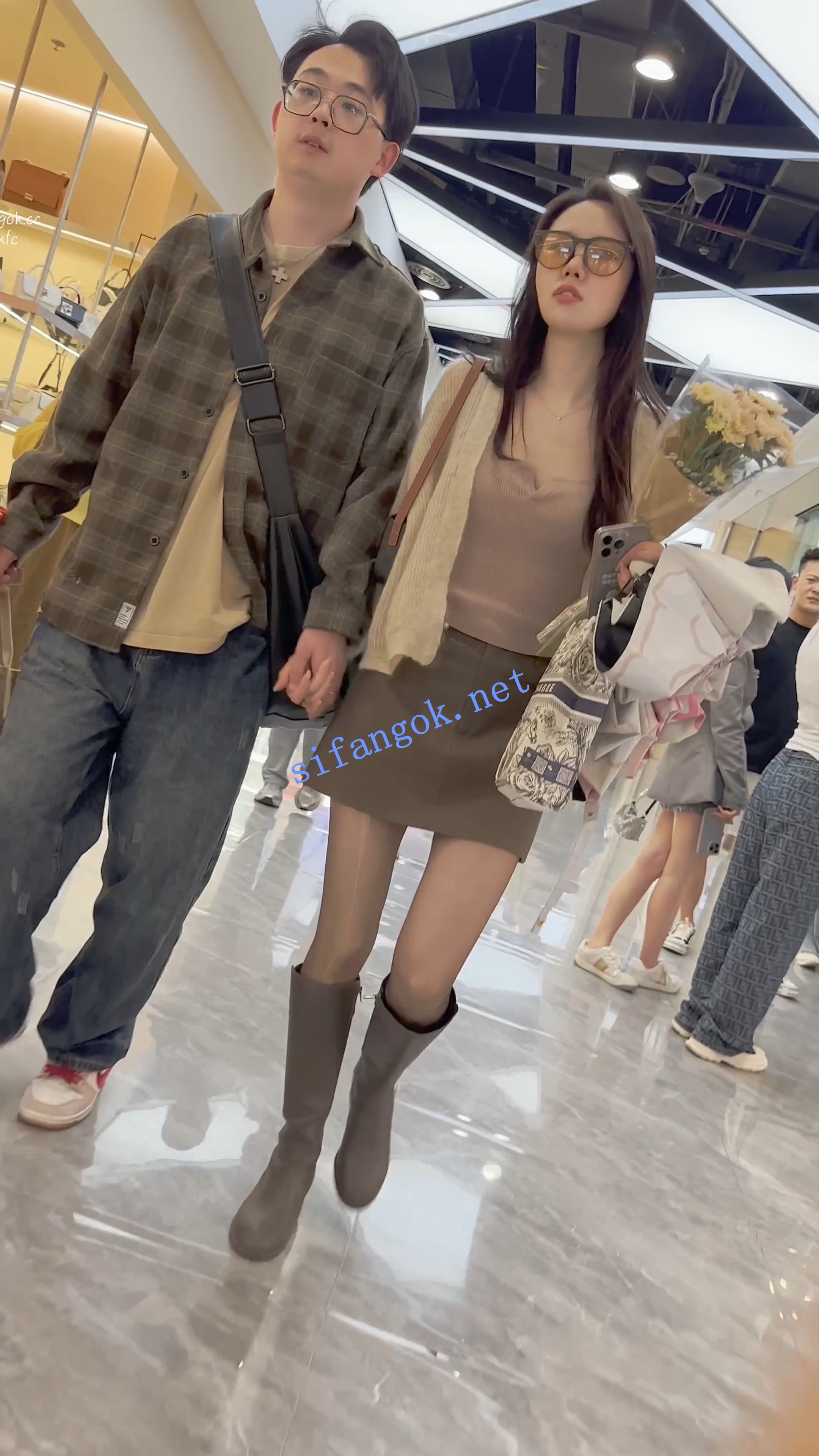 【KFC】年轻小哥约了少妇·开档黑丝袜半透内·沾满白液·巨骚